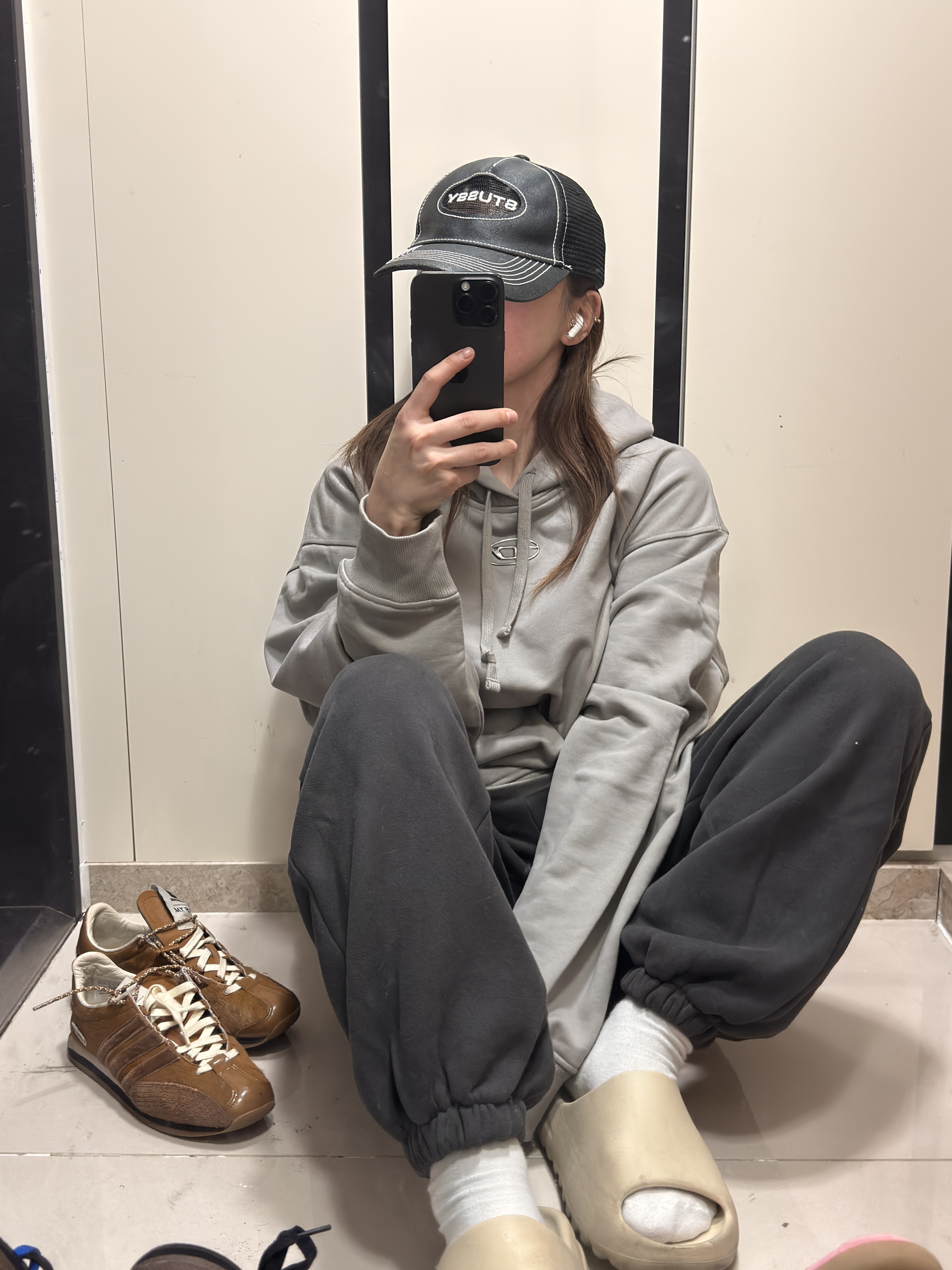 Stussy Low Pro Trucker Cut-Out Leather Snapback Black, Diesel S-Macs-Hood-D Hoodie with Logo Grey 착용 스타일