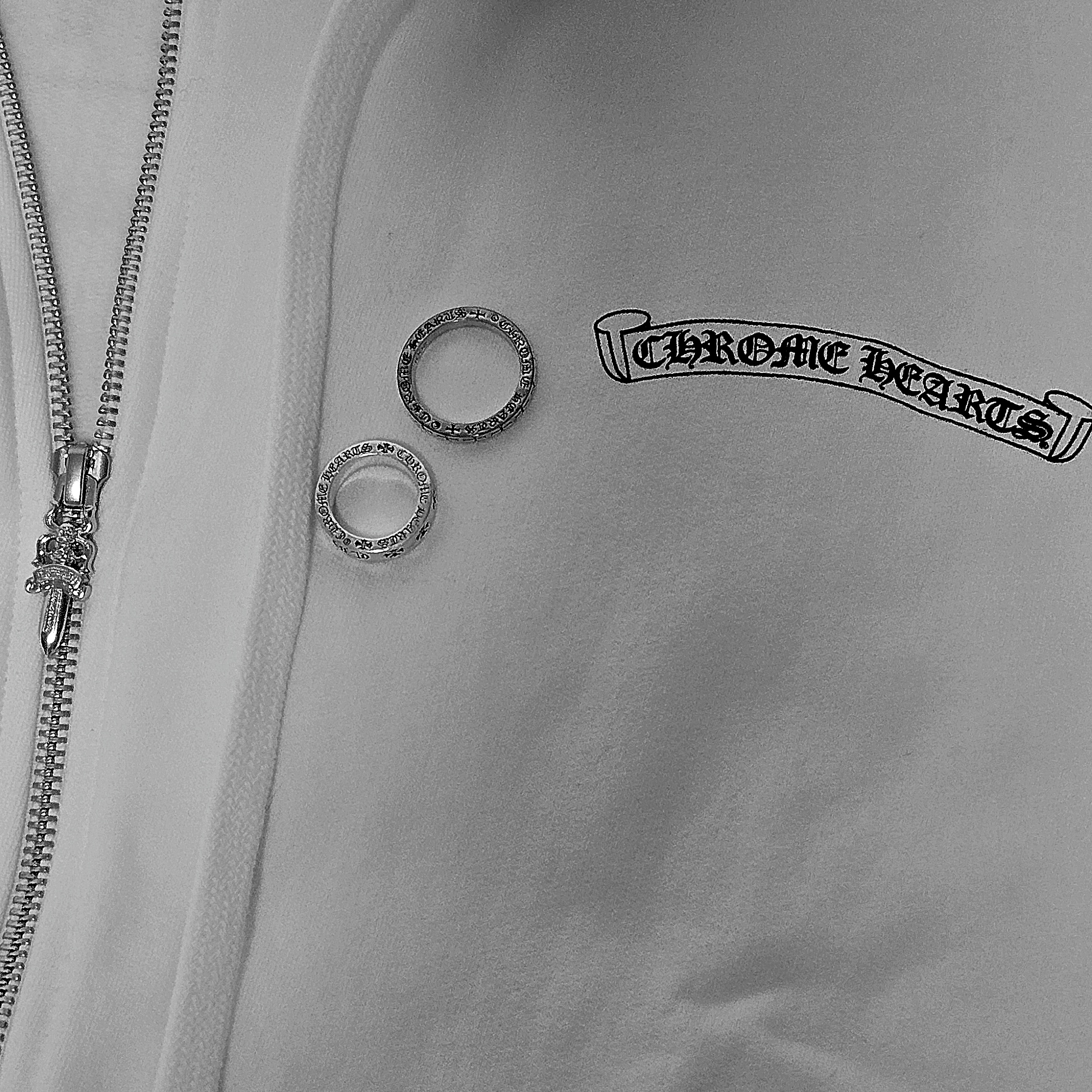 Chrome Hearts Scroll Logo Fleece Zip-Up Hoodie White 착용 스타일