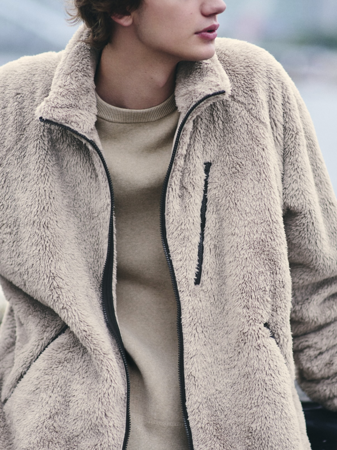 Uniqlo x Needles Fleece Oversized Cardigan Black - KR, Uniqlo x Needles Fleece Oversized Cardigan Dark Gray - KR 착용 스타일 - 3