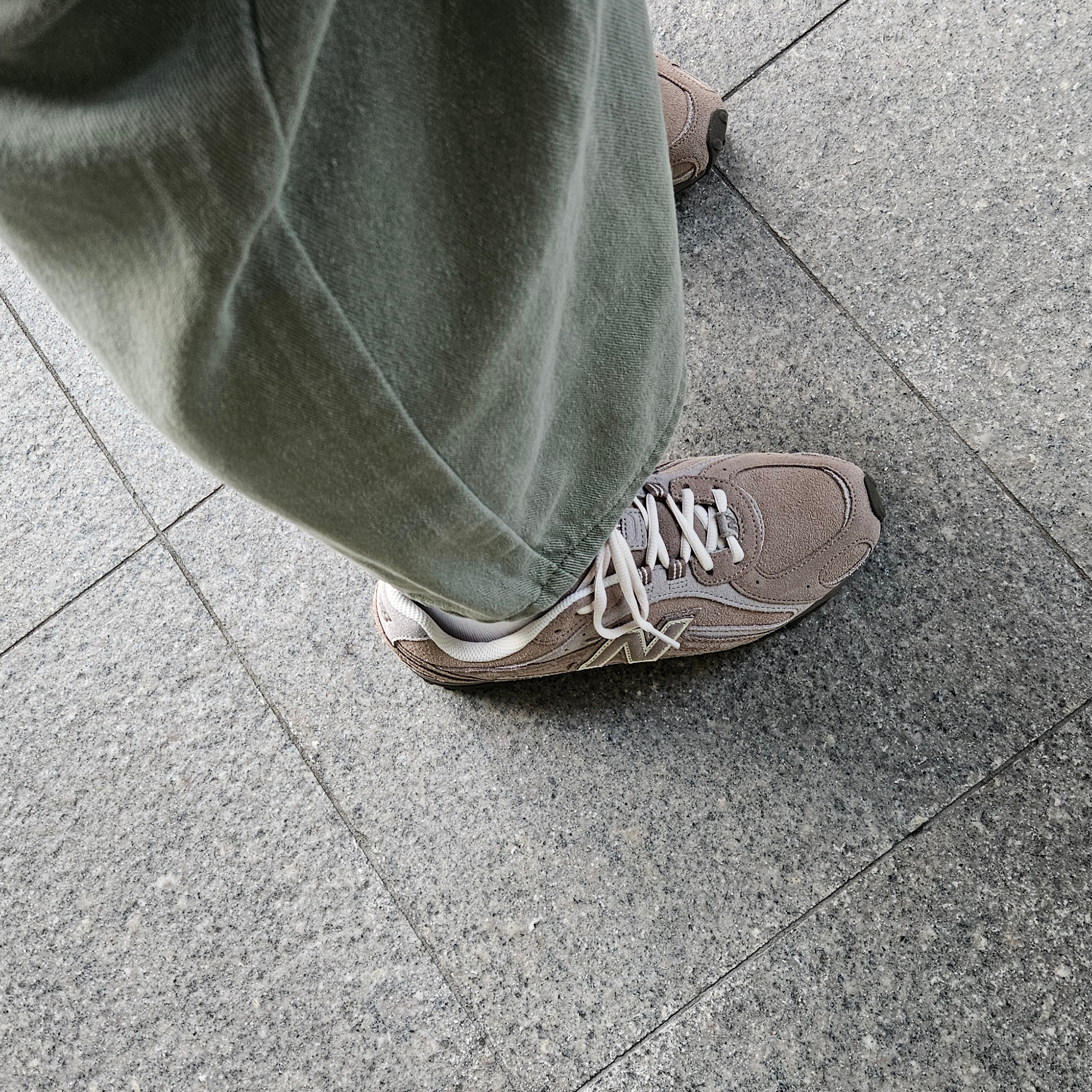 New Balance 204L Suede Mushroom Arid Stone 착용 스타일 - 2