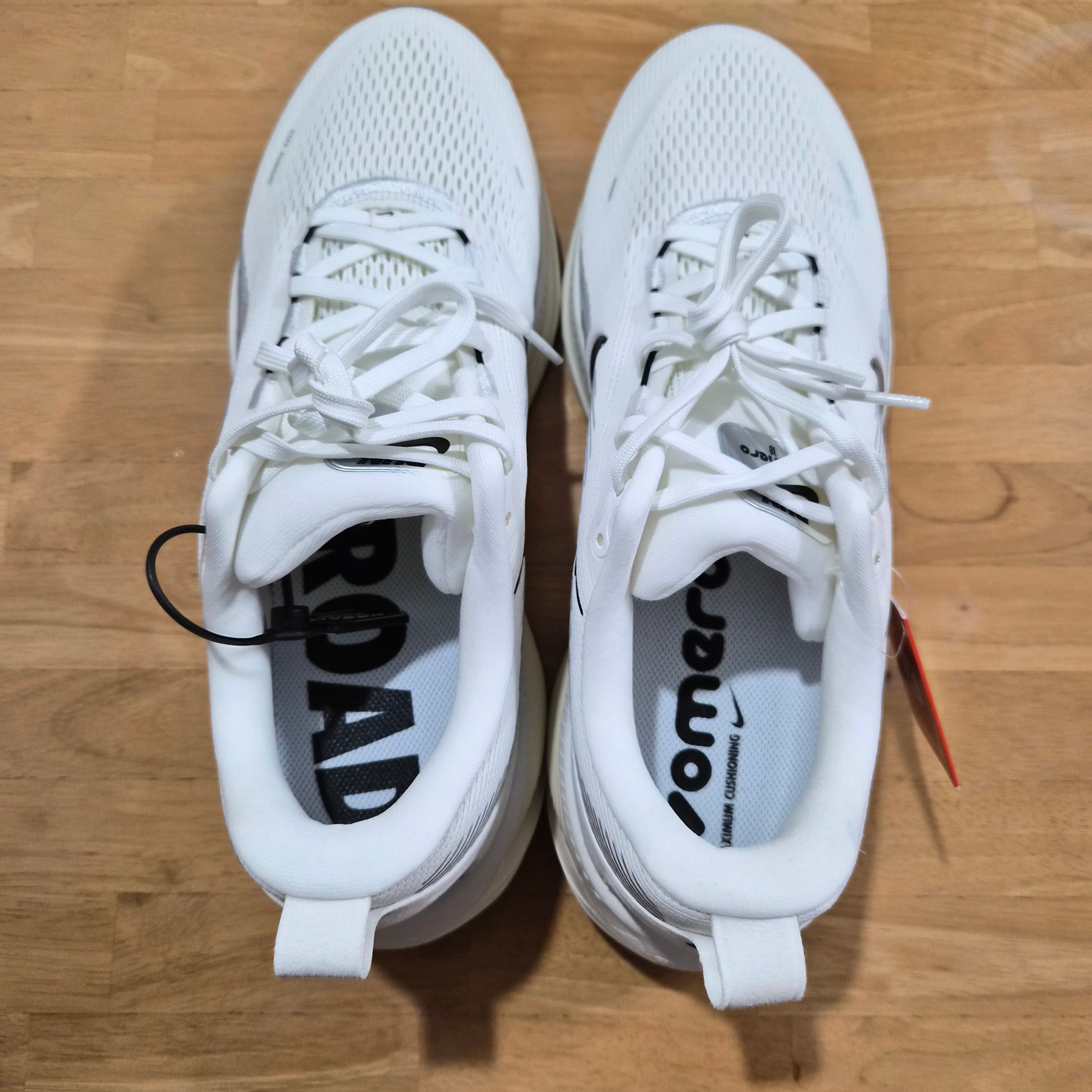 Nike Vomero 18 Summit White Coconut Milk 착용 스타일 - 1