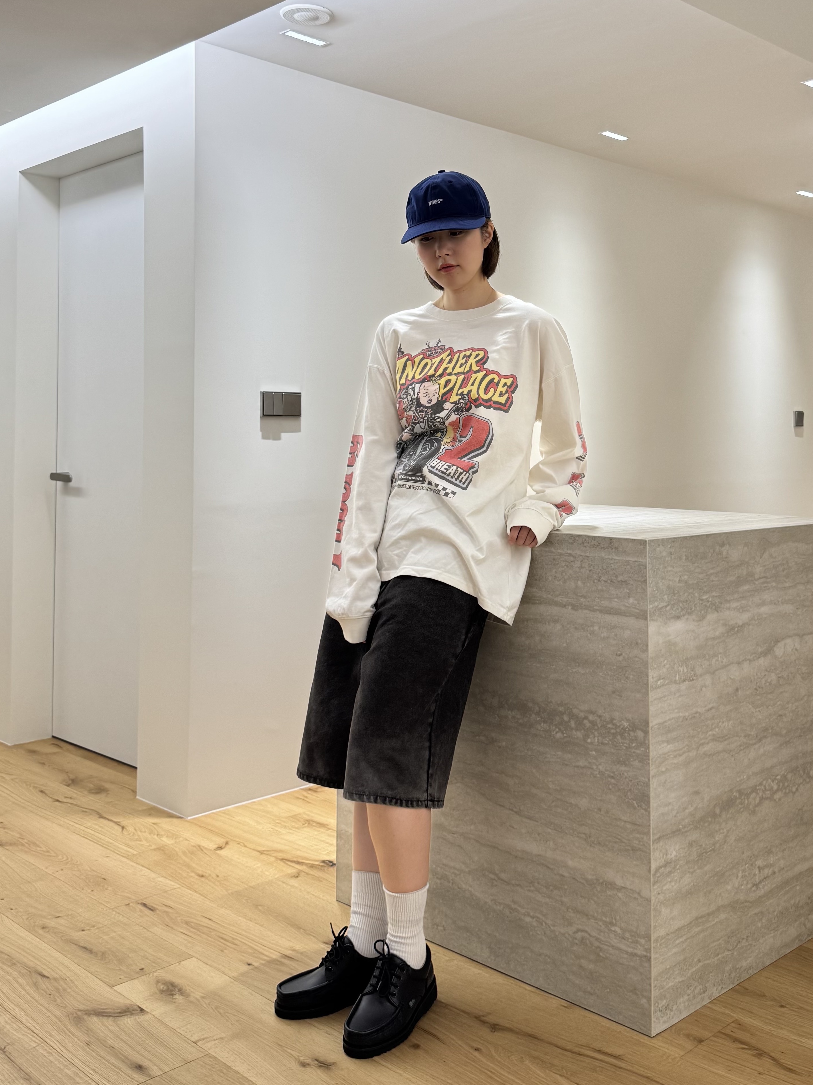 QT8 GARMENTS Another Place Washed Long Sleeve Ecru, QT8 GARMENTS Chain Denim Wide Bermuda Shorts Black 착용 스타일 - 1