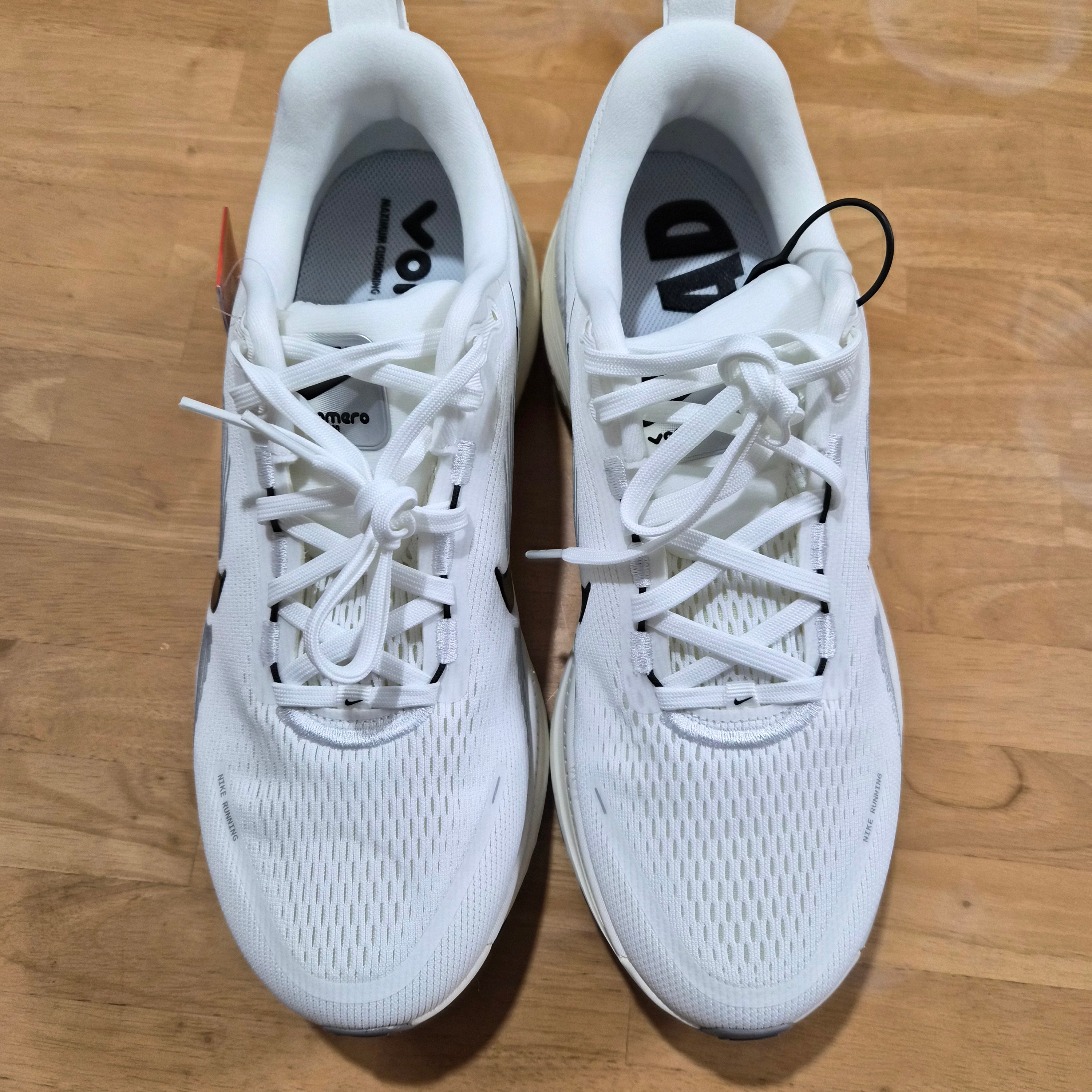 Nike Vomero 18 Summit White Coconut Milk 착용 스타일 - 2
