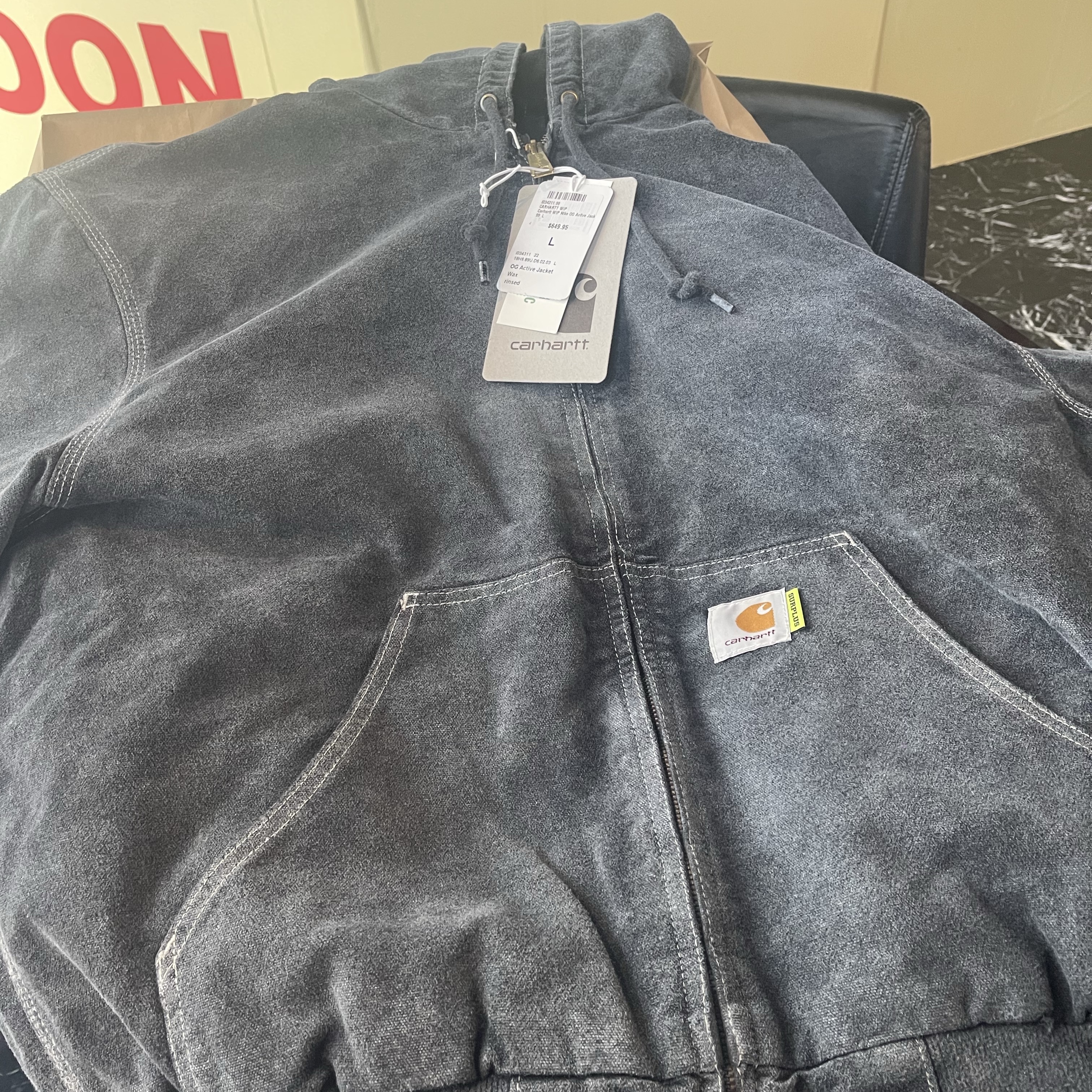 Carhartt WIP x Nike OG Active Jacket Charcoal - Surplus 2025 Exclusive, Carhartt WIP x Nike Graphic Pocket T-Shirt Black - Surplus 2025 Exclusive 착용 스타일 - 1