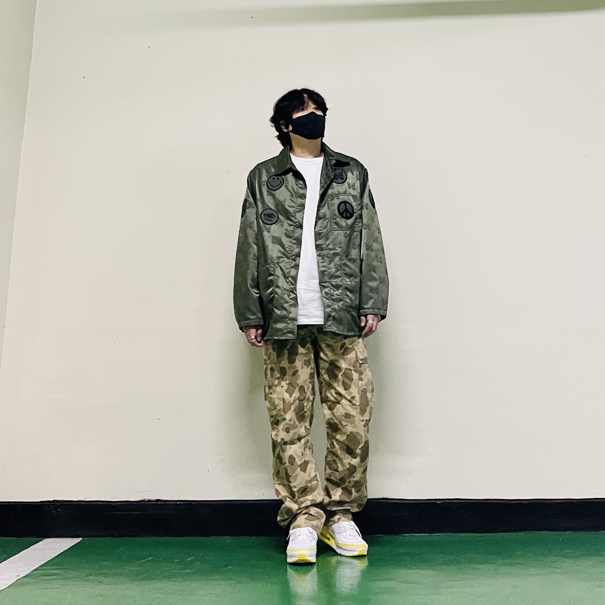 Needles D.N. Coverall Papillon Jacquard Sateen Olive, Nike x Undefeated Air Max 90 White Optic Yellow 착용 스타일 - 1