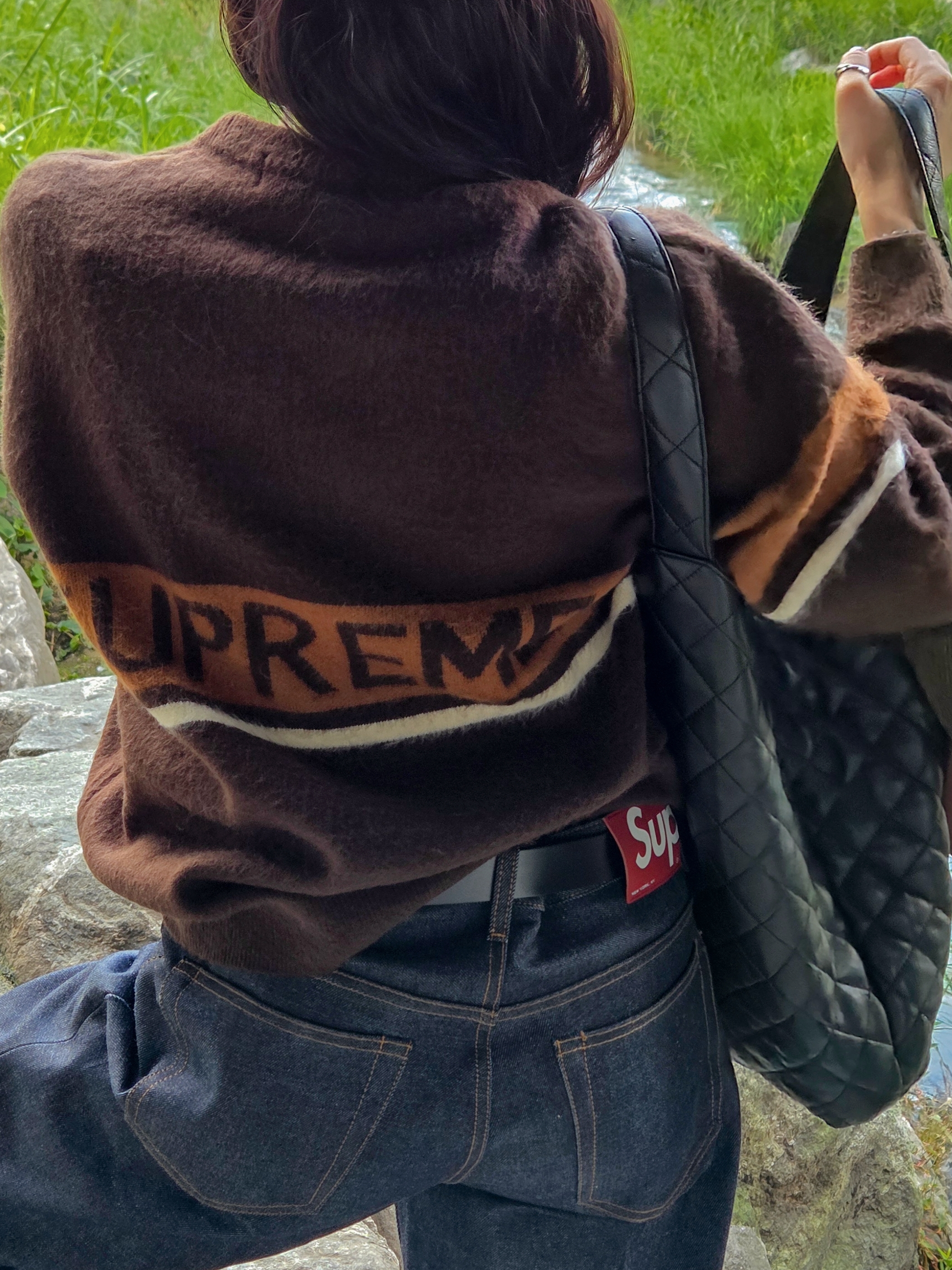 Supreme Brushed Stripe Sweater Dark Brown - 25FW, Supreme Rigid Loose Fit Selvedge Jean Rigid Indigo - 25FW 착용 스타일 - 1