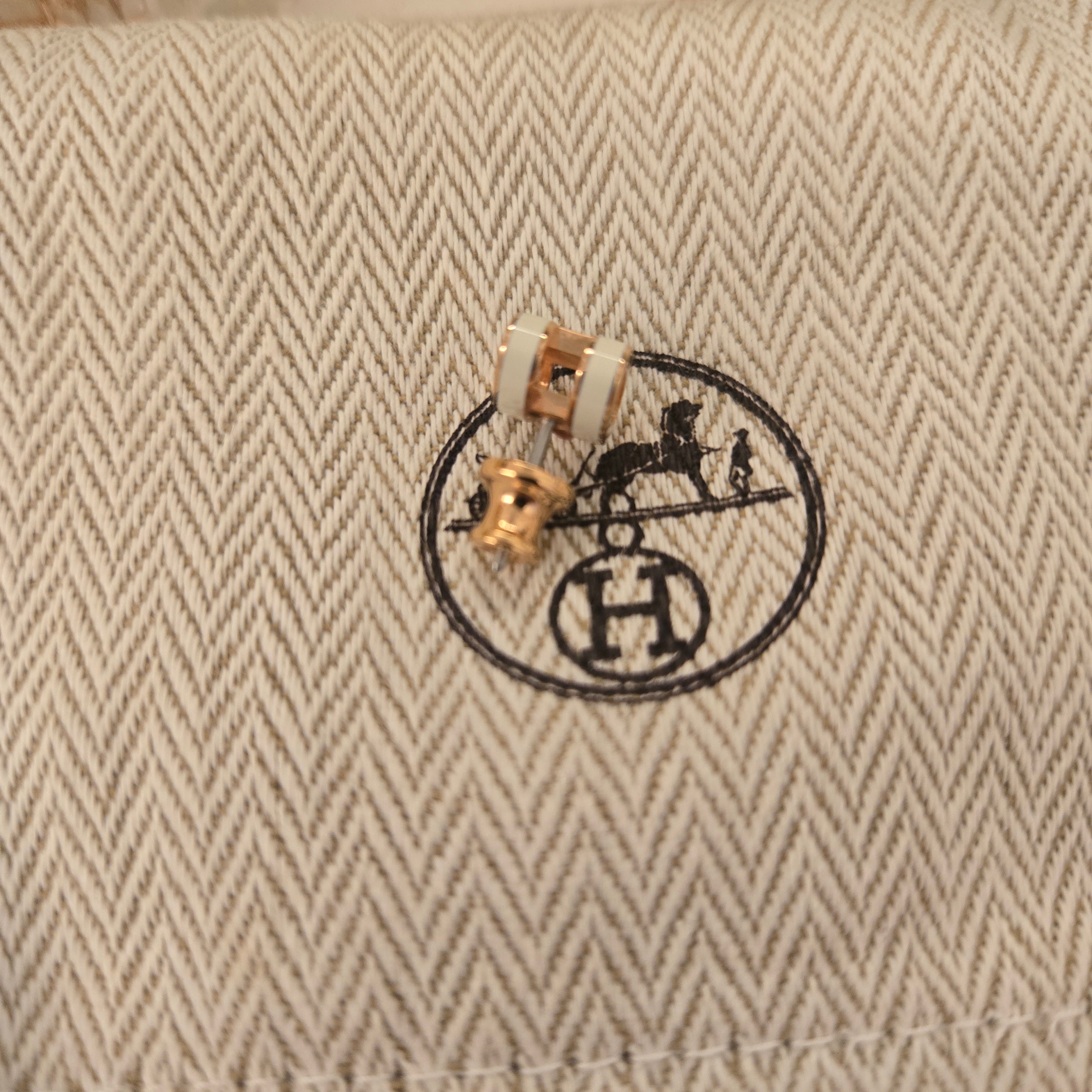 (W) Hermes Mini Pop H Earrings Rose Gold & Blanc 착용 스타일 - 2
