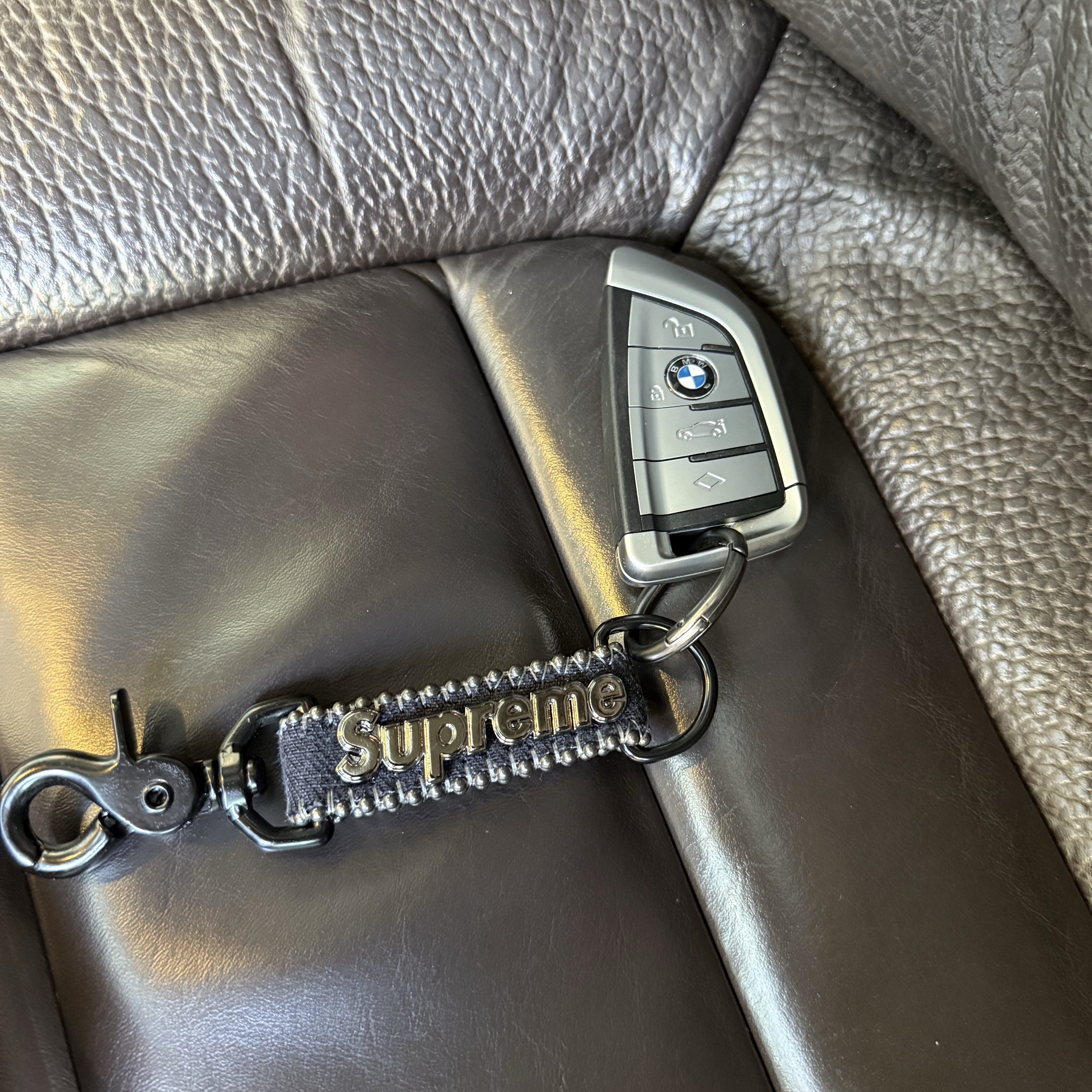 Supreme x B.B. Simon Denim Keychain Black - 25SS 착용 스타일 - 1