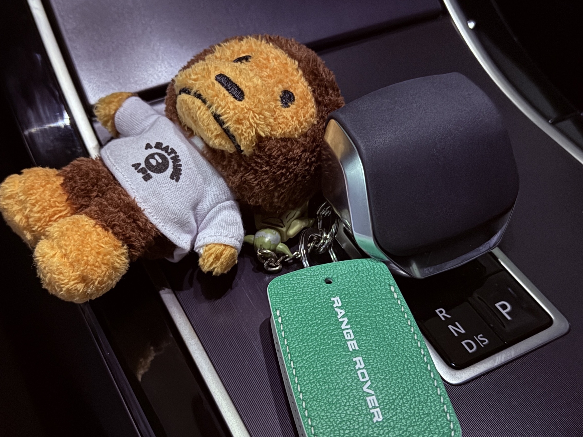 BAPE Baby Milo College T-Shirt Plush Doll Key Chain Brown 착용 스타일 - 1