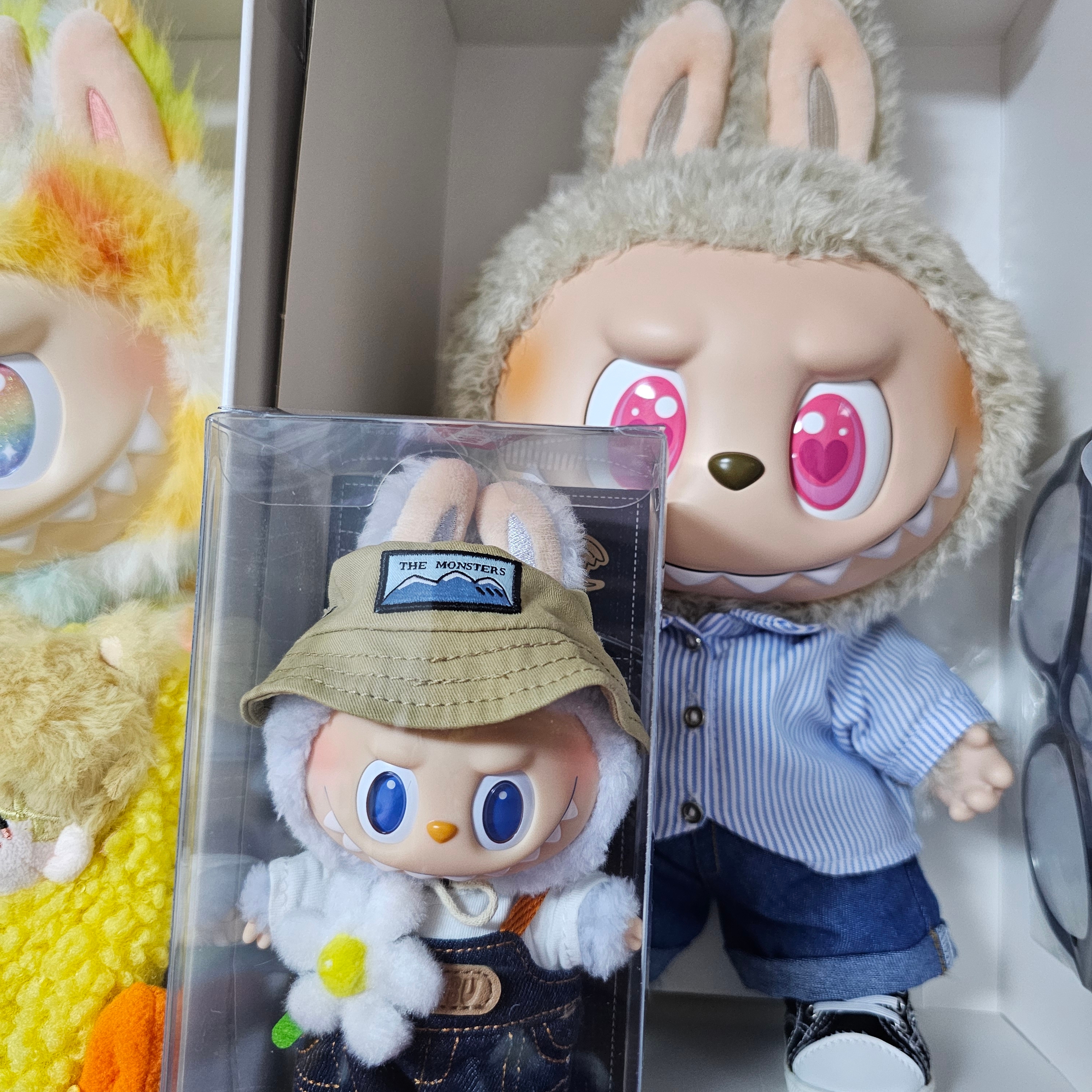 Pop Mart Labubu Flip with Me Doll 착용 스타일