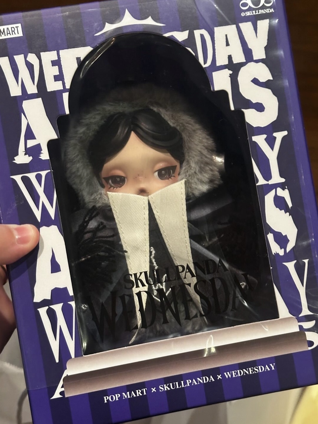 Pop Mart Skullpanda x Wednesday Plush Nevermore Academy Uniform Version 착용 스타일