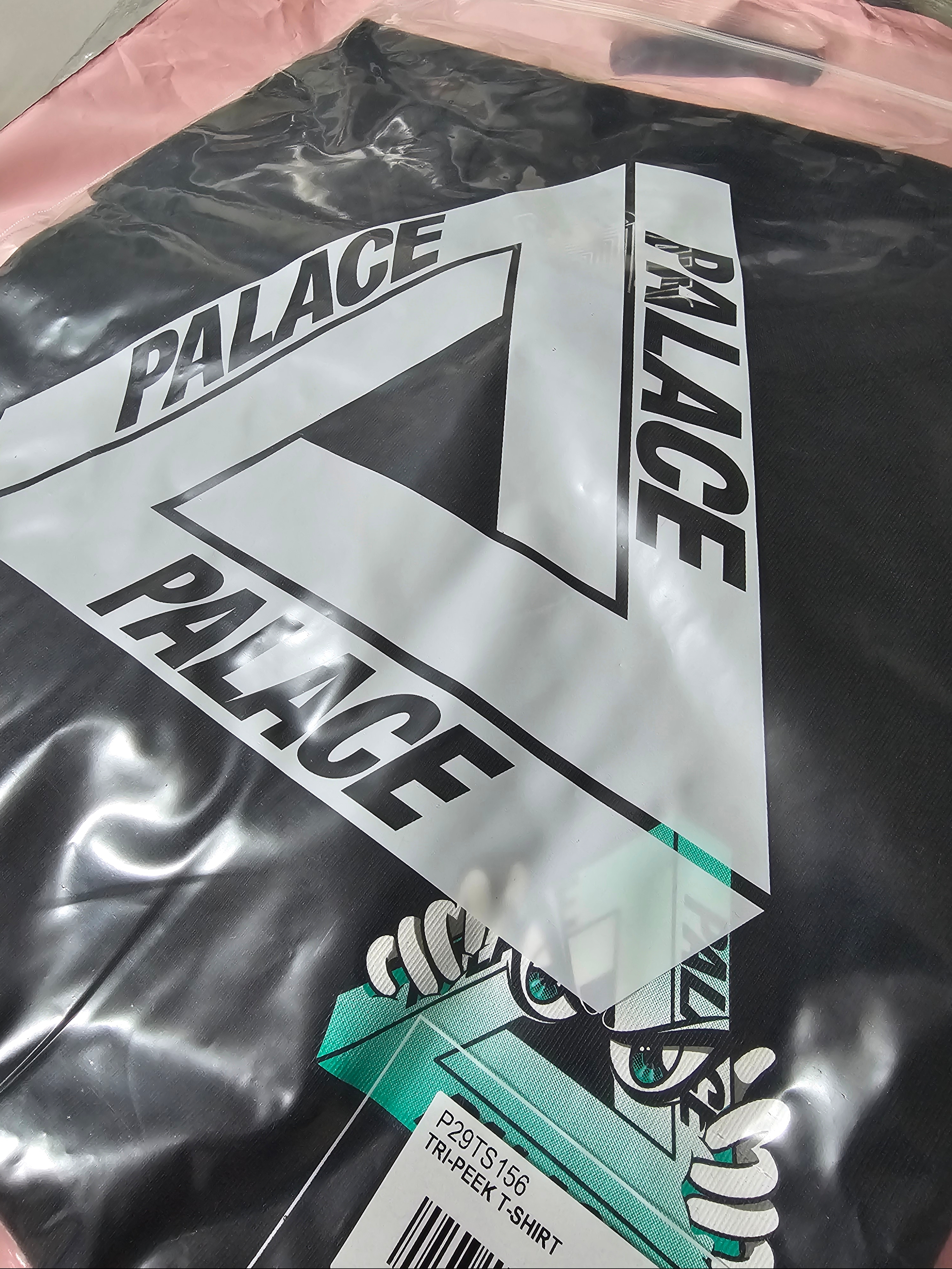 Palace Tri-Peek T-Shirt Black - 25FW, Palace Tri-Peek T-Shirt White - 25FW 착용 스타일 - 1