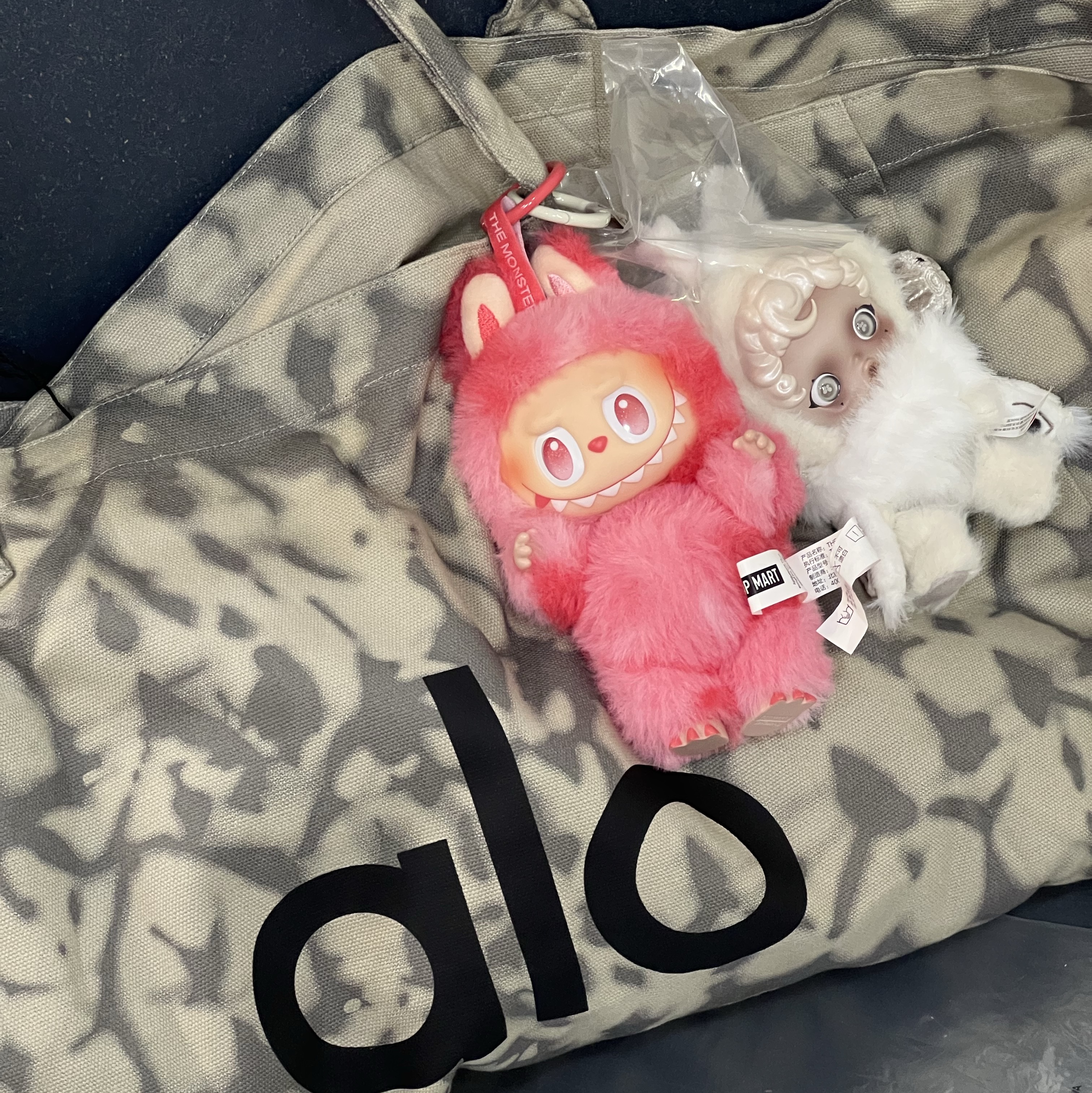 Alo Yoga Iconic Shopper Tote Bag Grey Tiedye, Pop Mart Labubu The Monsters Highlight Series Love Keyring (Opened Case) 착용 스타일