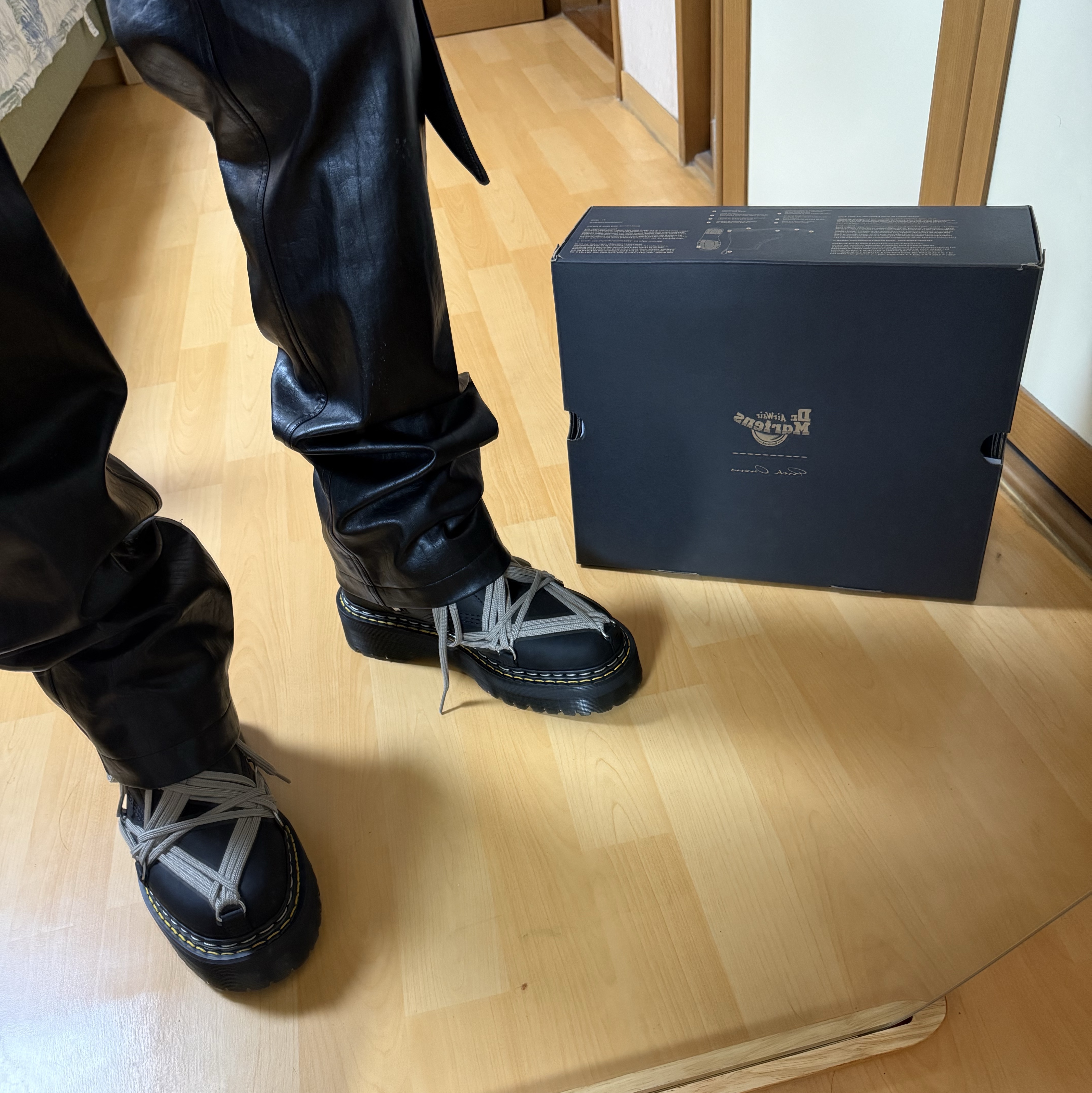 Dr. Martens x Rick Owens 1460 Quad Sole Mega Lace Boots Black, Stussy Jacquard Knit Bucket Hat Natural 착용 스타일 - 6