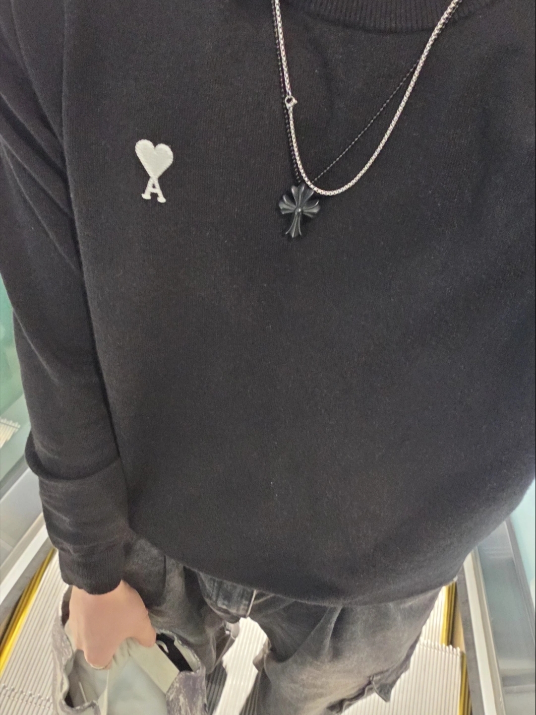 Chrome Hearts Silichrome CH Cross Pendant Black 2022/2023/2025, AMI de Coeur Sweatshirt Black - 21SS 착용 스타일 - 1
