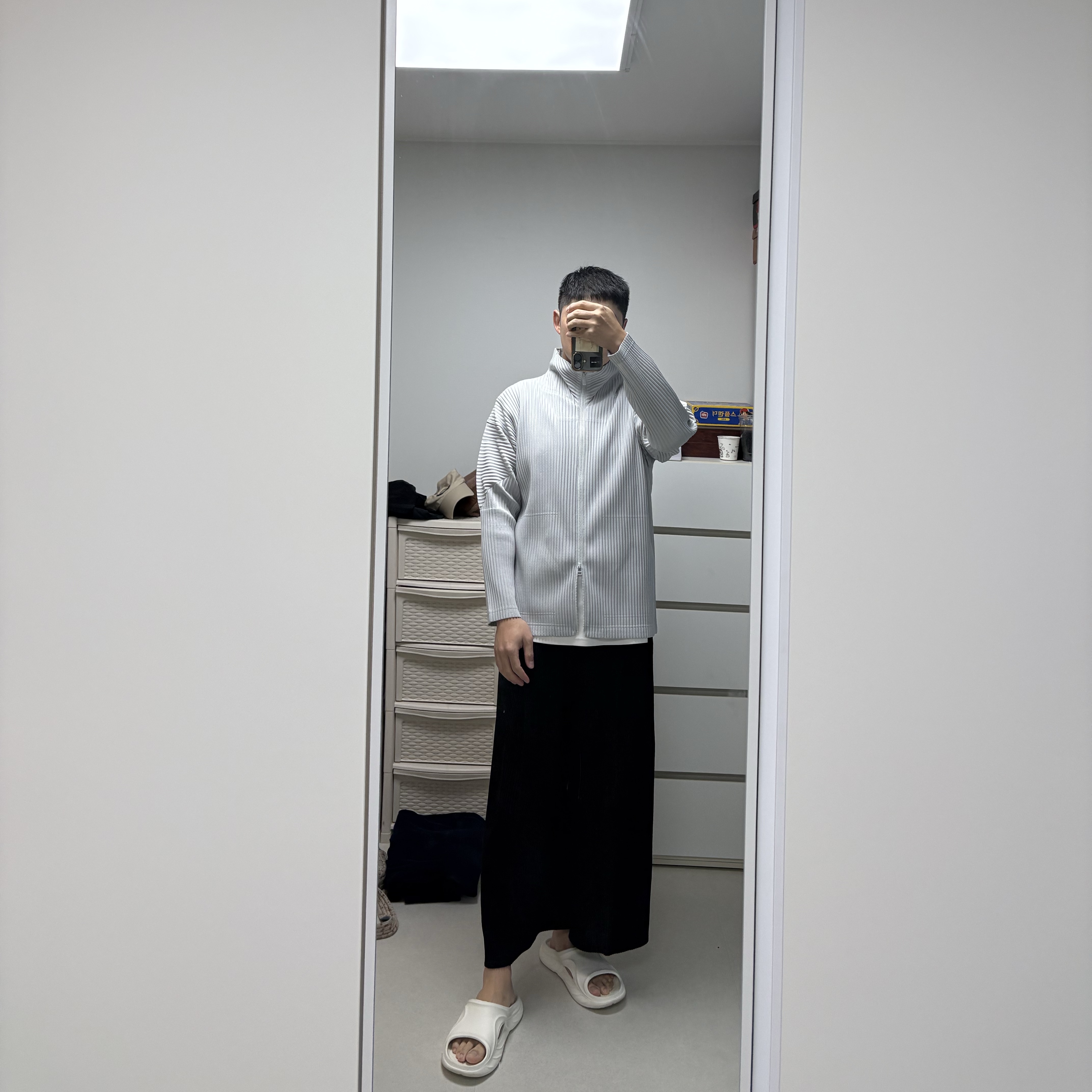 Homme Plisse Issey Miyake Basics Zip Up Jacket Light Gray 착용 스타일