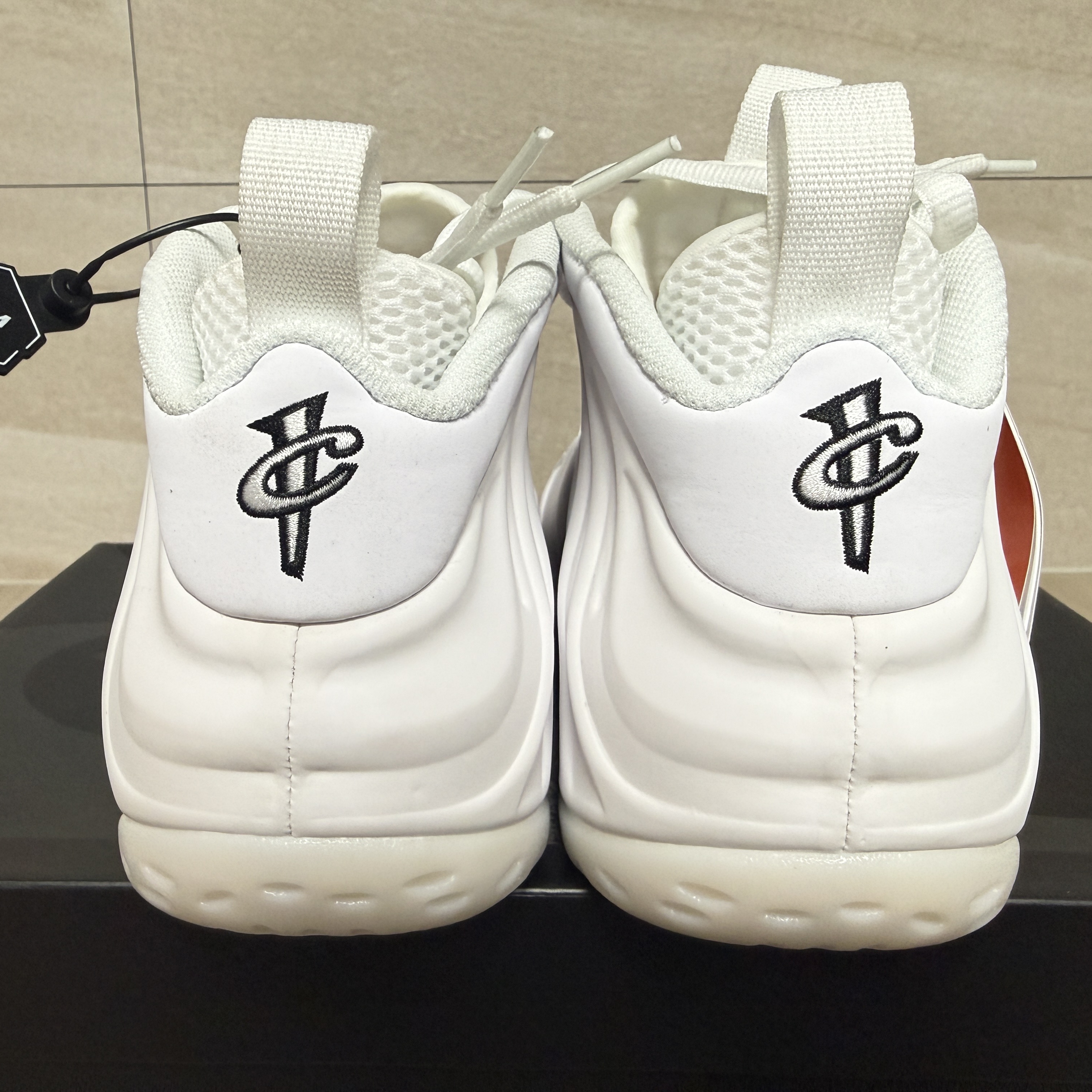 Nike Air Foamposite One Triple White 착용 스타일 - 3