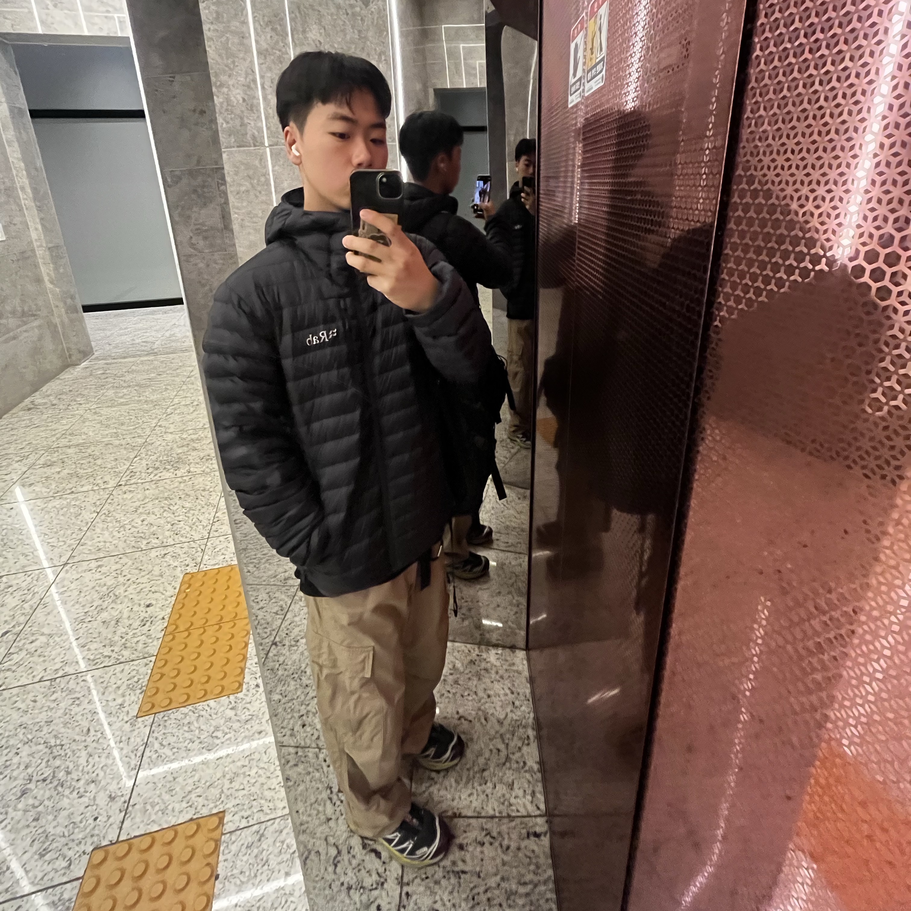 Rab Microlight Alpine Jacket Black, Carhartt WIP Columbia Ripstop Regular Cargo Pants Leather Rinsed 착용 스타일 - 3