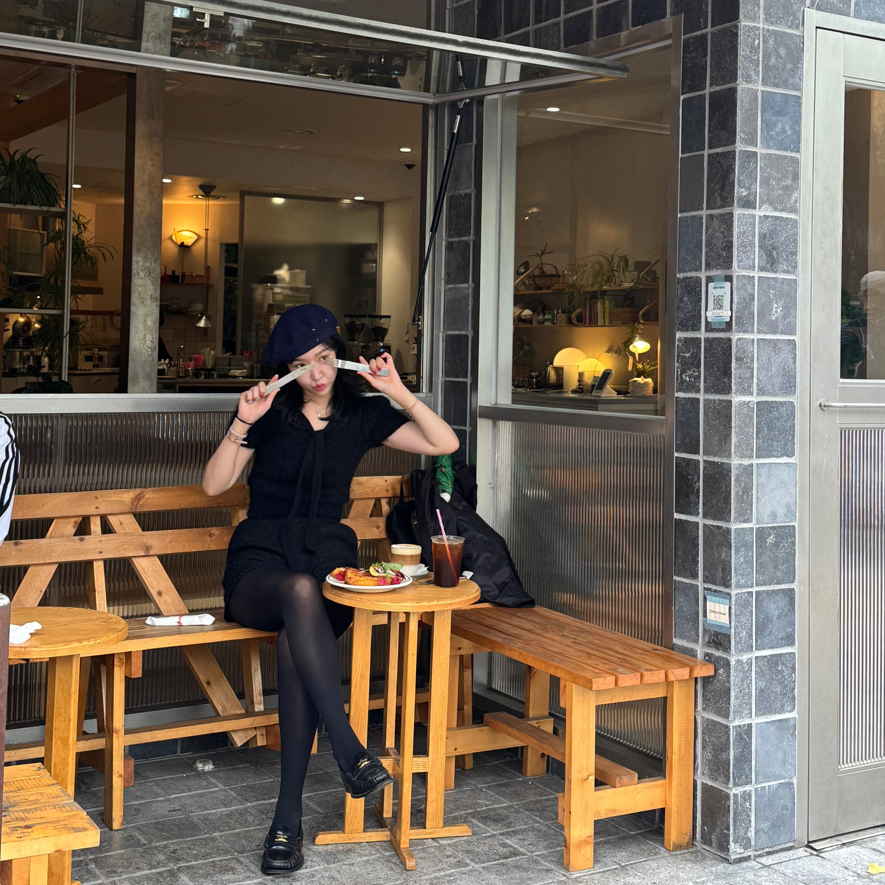 Maison Margiela Heavy Wool Beret Navy, (W) Celine Luco Triomphe Loafers in Polished Calfskin Black 착용 스타일 - 4