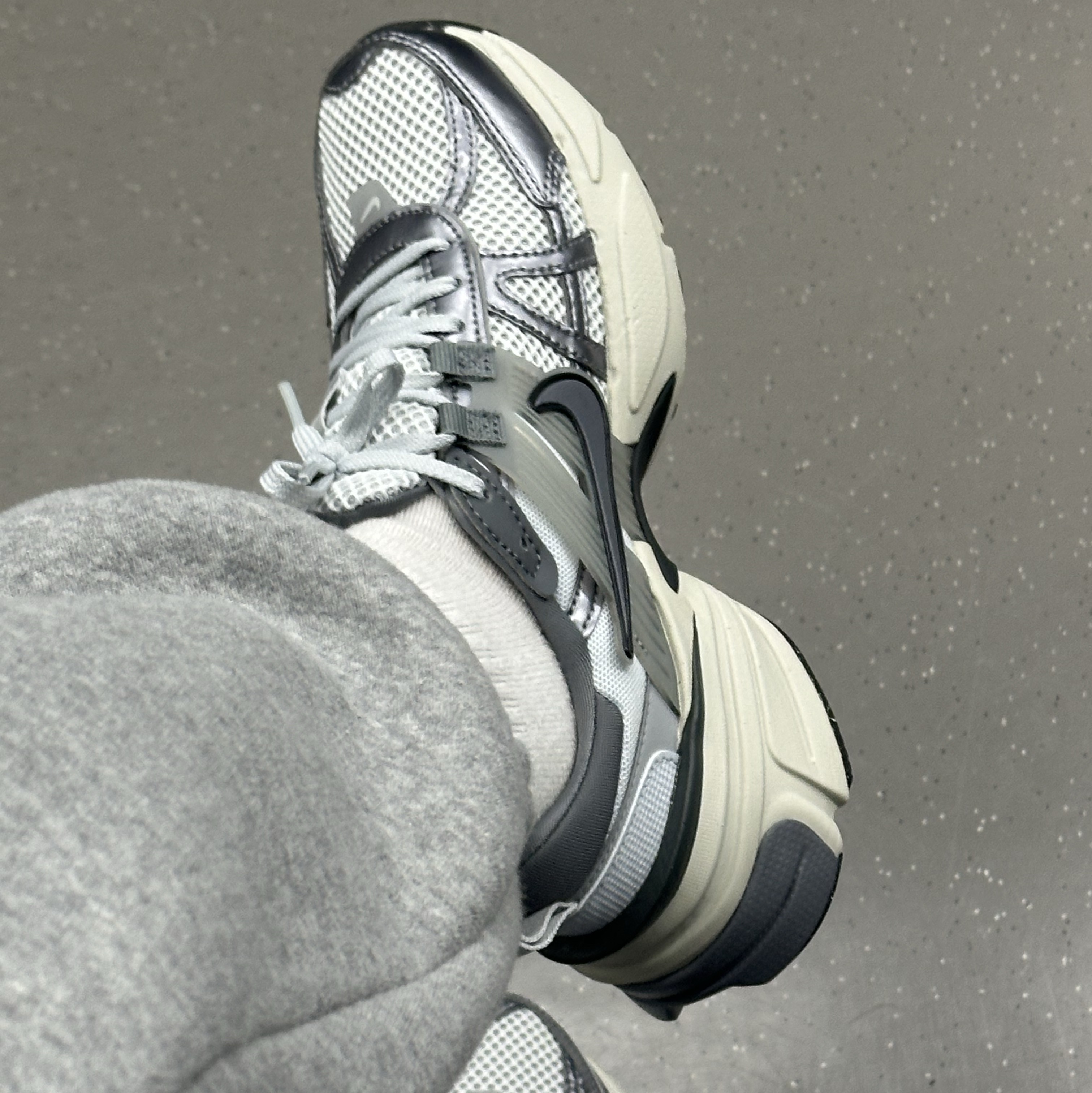 Nike V2K Run Pure Platinum Wolf Grey 착용 스타일