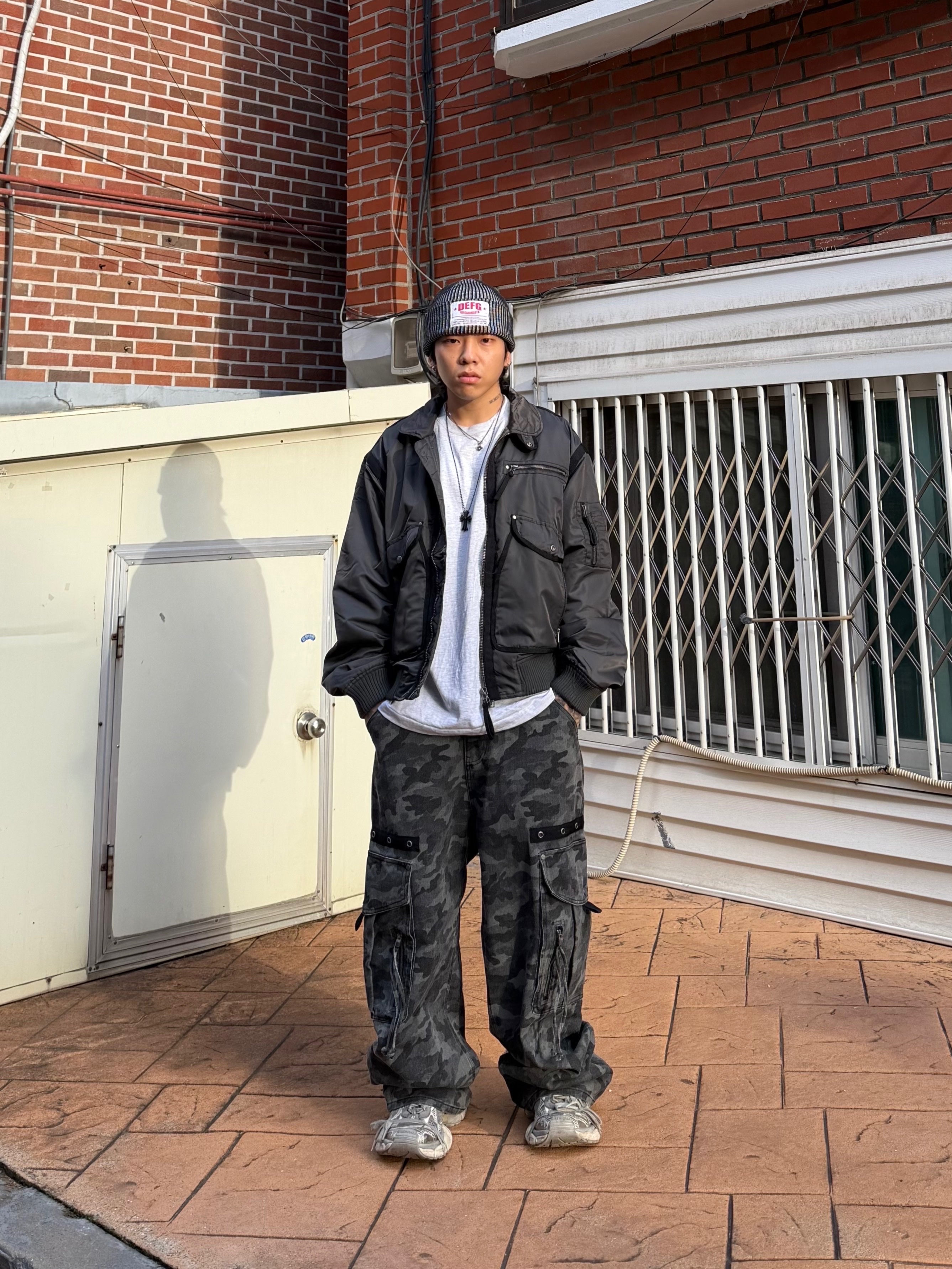 Balenciaga 3XL Sneakers Light Beige, DEFGARMENTS Label Point Rib Beanie Black 착용 스타일 - 2