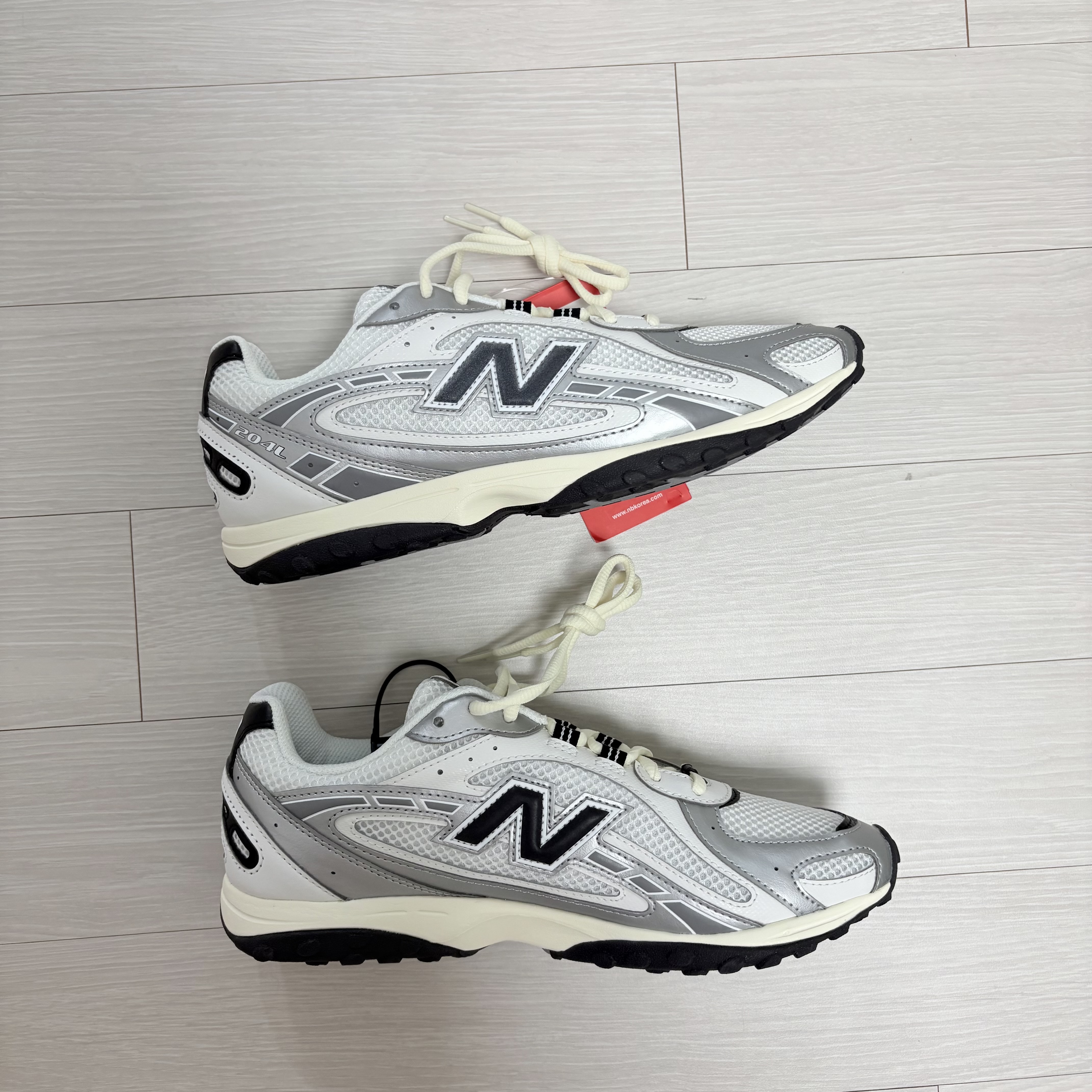 New Balance 204L Silver Metallic Black 착용 스타일