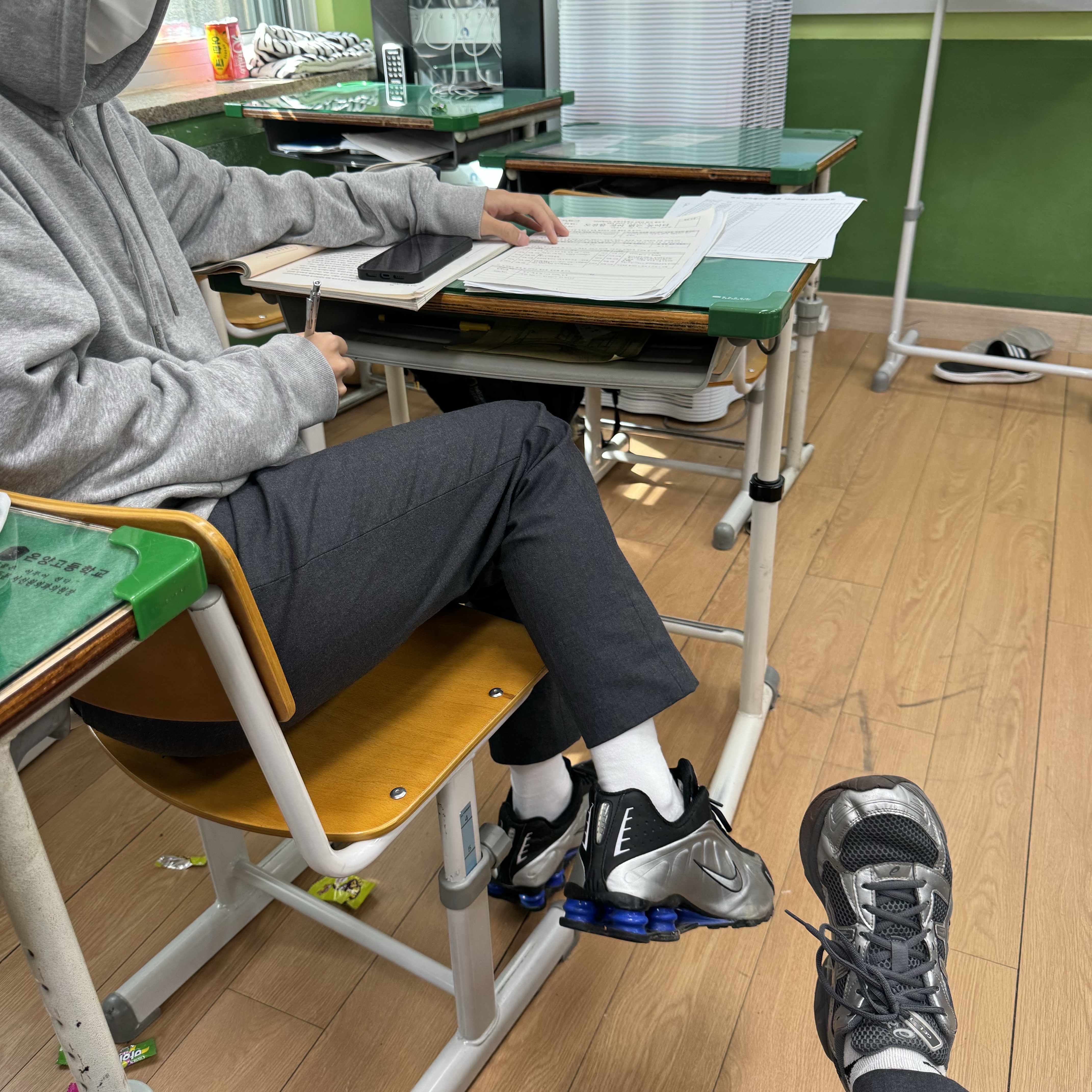 Asics Gel-1130 Steel Grey Pure Silver, (W) Nike Shox R4 Metallic Silver and Black 착용 스타일