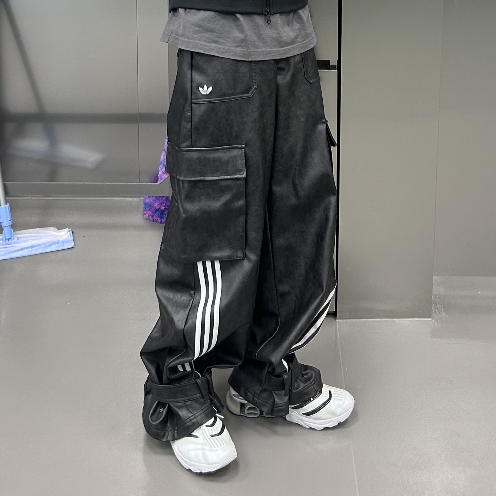 (W) Adidas Adilenium Season 3 Vintage Faux Leather Pants Black - KR Sizing, Adidas Predator Megaride Cloud White Core Black 착용 스타일