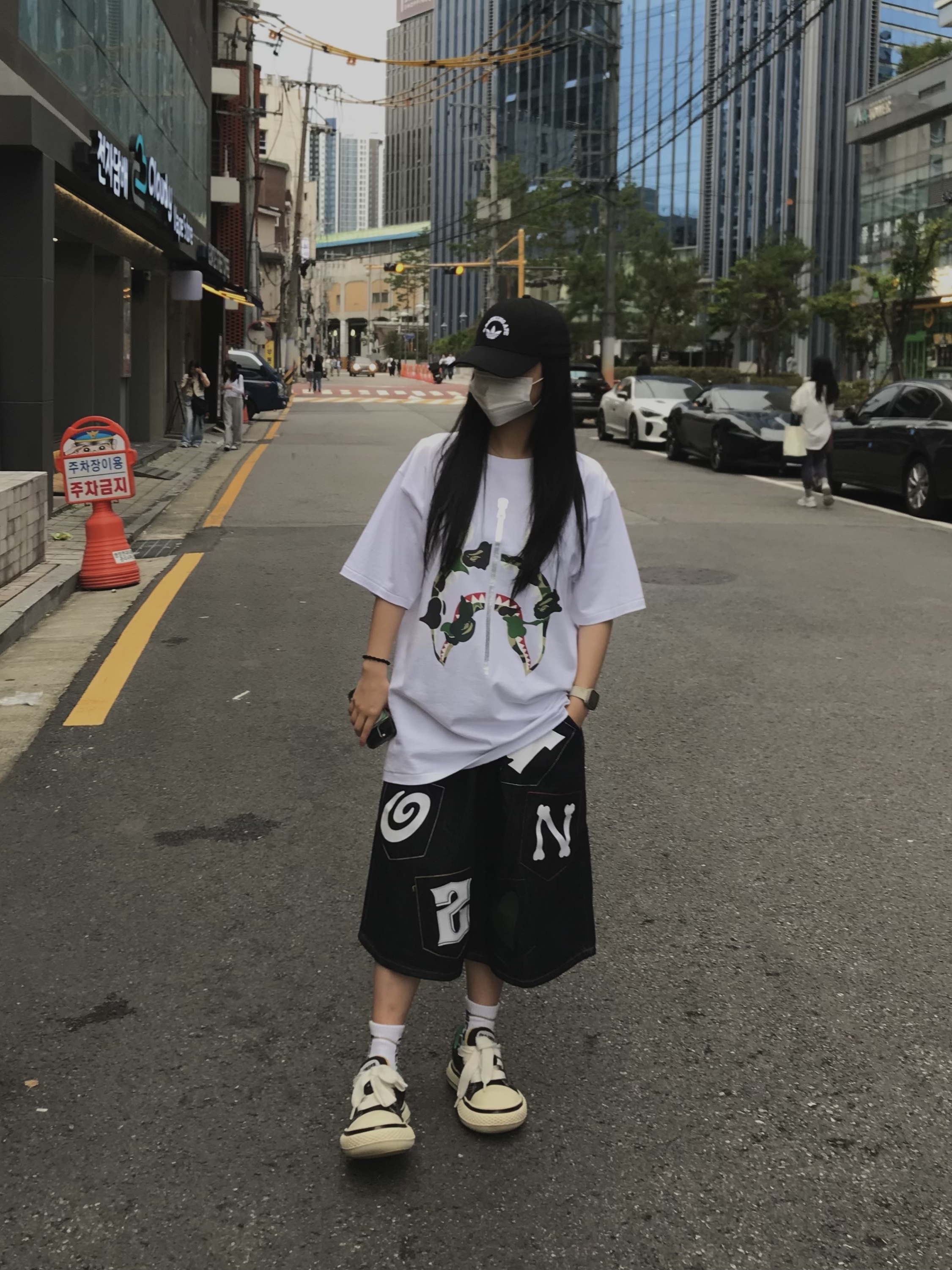 Adidas x BAPE Baseball Cap Black, BAPE ABC Camo Rebuild Shark T-Shirt White 착용 스타일 - 5