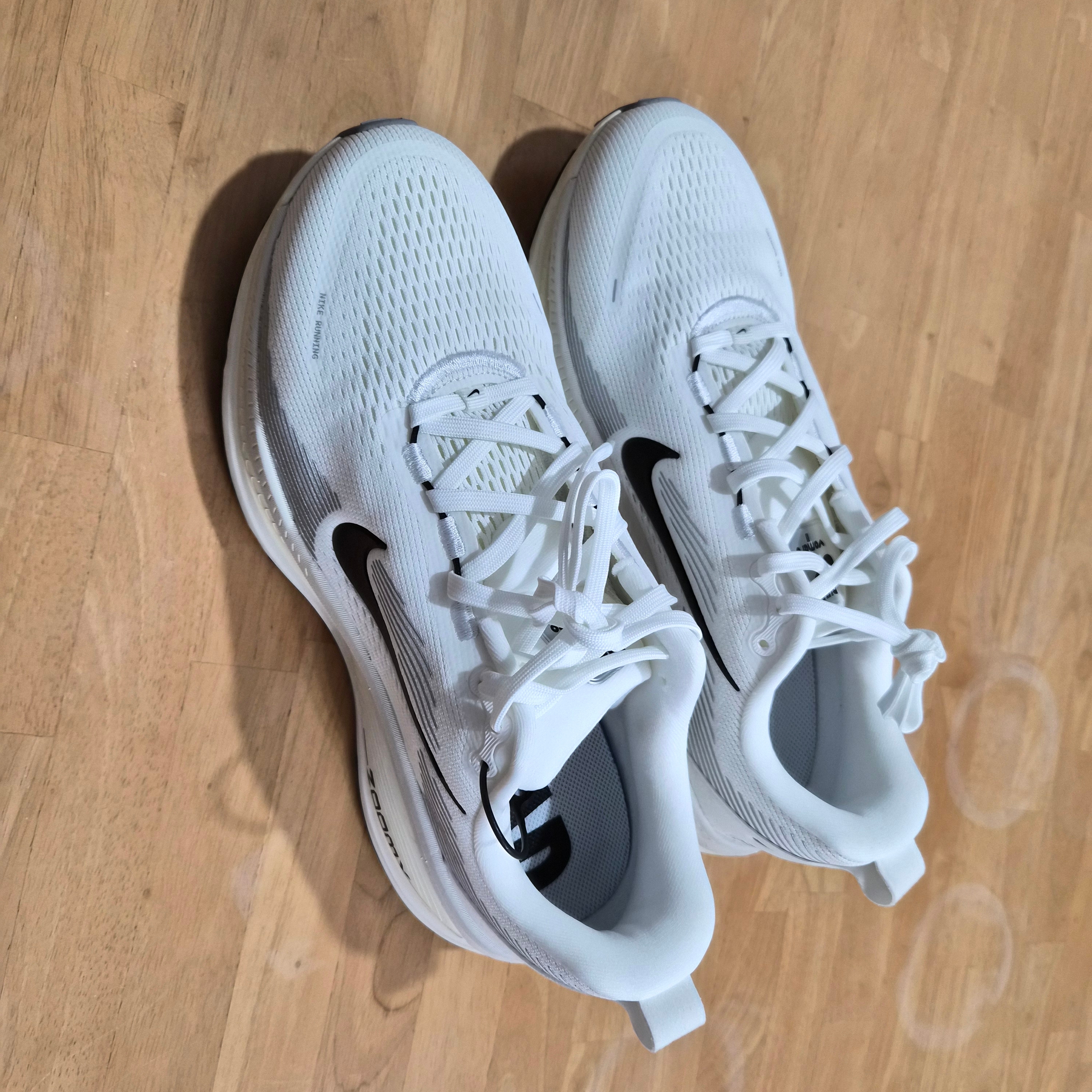 Nike Vomero 18 Summit White Coconut Milk 착용 스타일 - 4