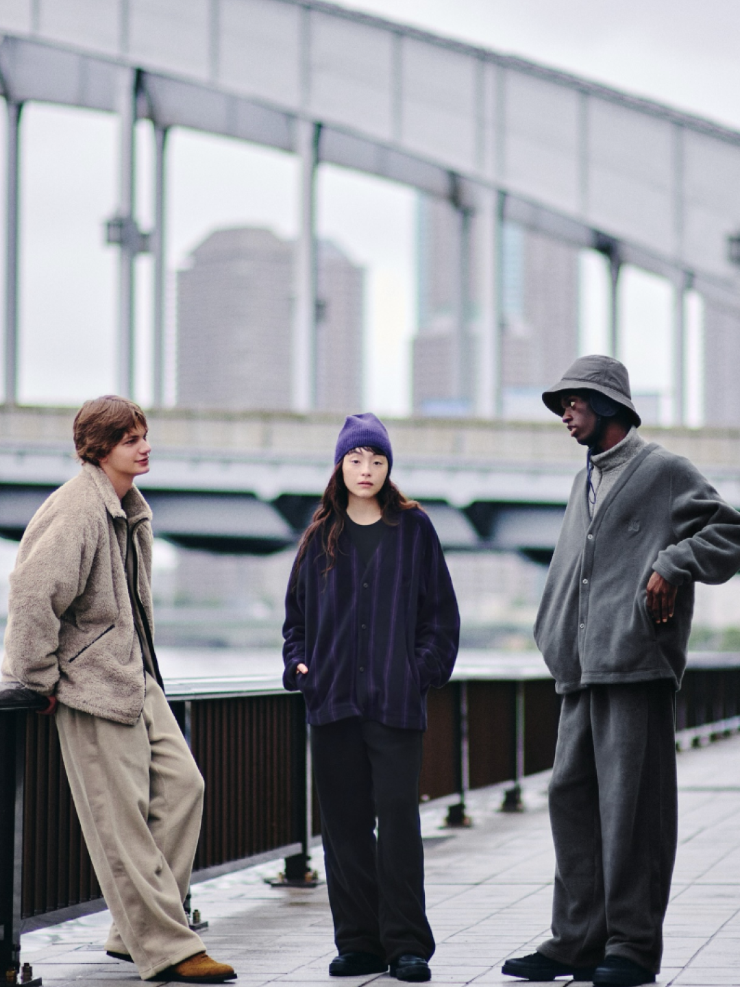 Uniqlo x Needles Fleece Oversized Cardigan Black - KR, Uniqlo x Needles Fleece Oversized Cardigan Dark Gray - KR 착용 스타일 - 4