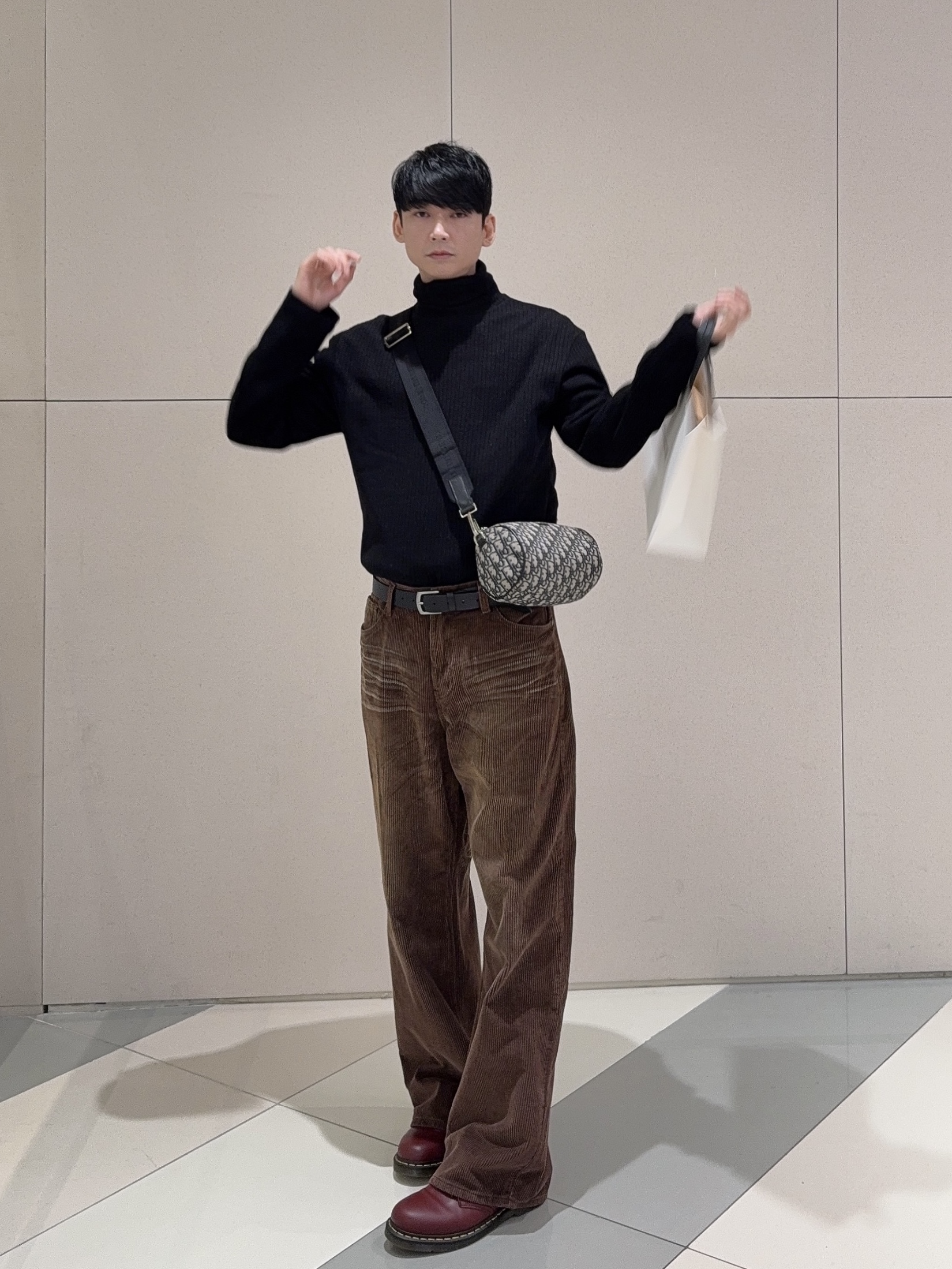 Dr. Martens 1461 Smooth Leather Oxford Shoes Cherry Red, Dior Roller Messenger Bag Beige & Black Dior Oblique Jacquard 착용 스타일 - 6