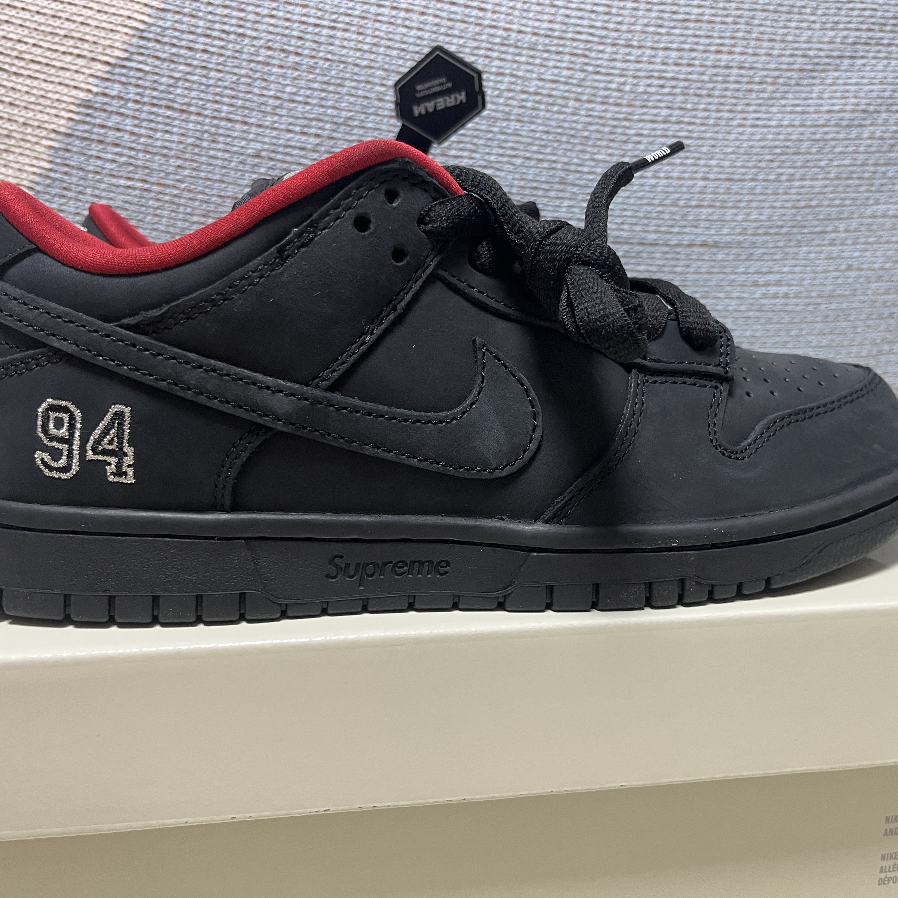 Nike x Supreme SB Dunk Low Black 착용 스타일 - 2