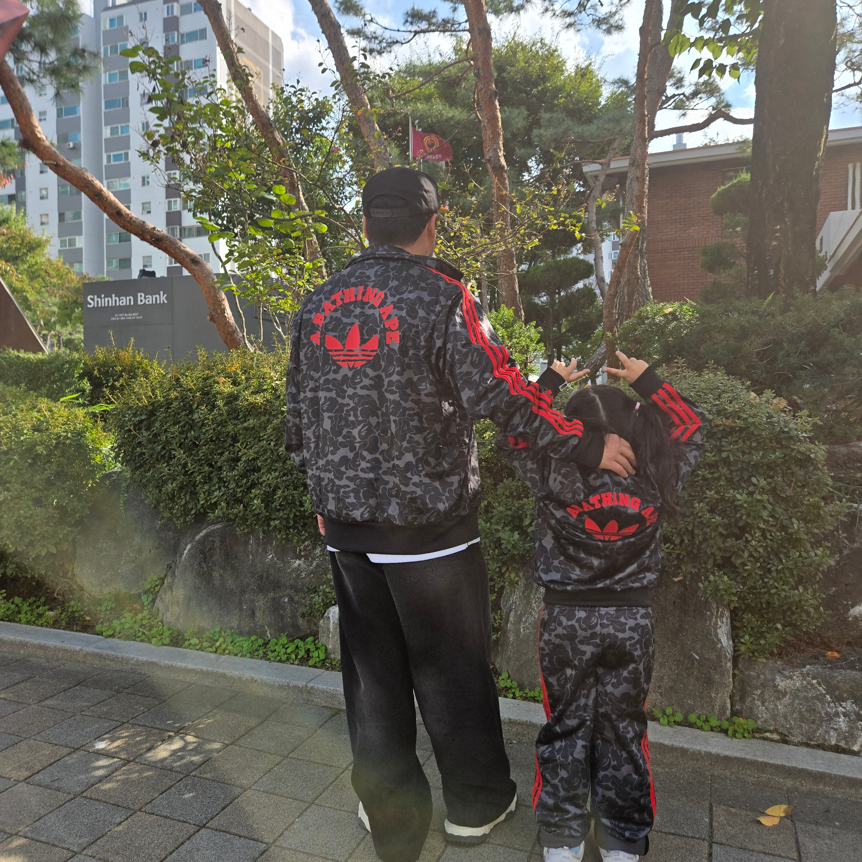 (Kids) Adidas x BAPE Tracksuit Black - KR Sizing 착용 스타일 - 4