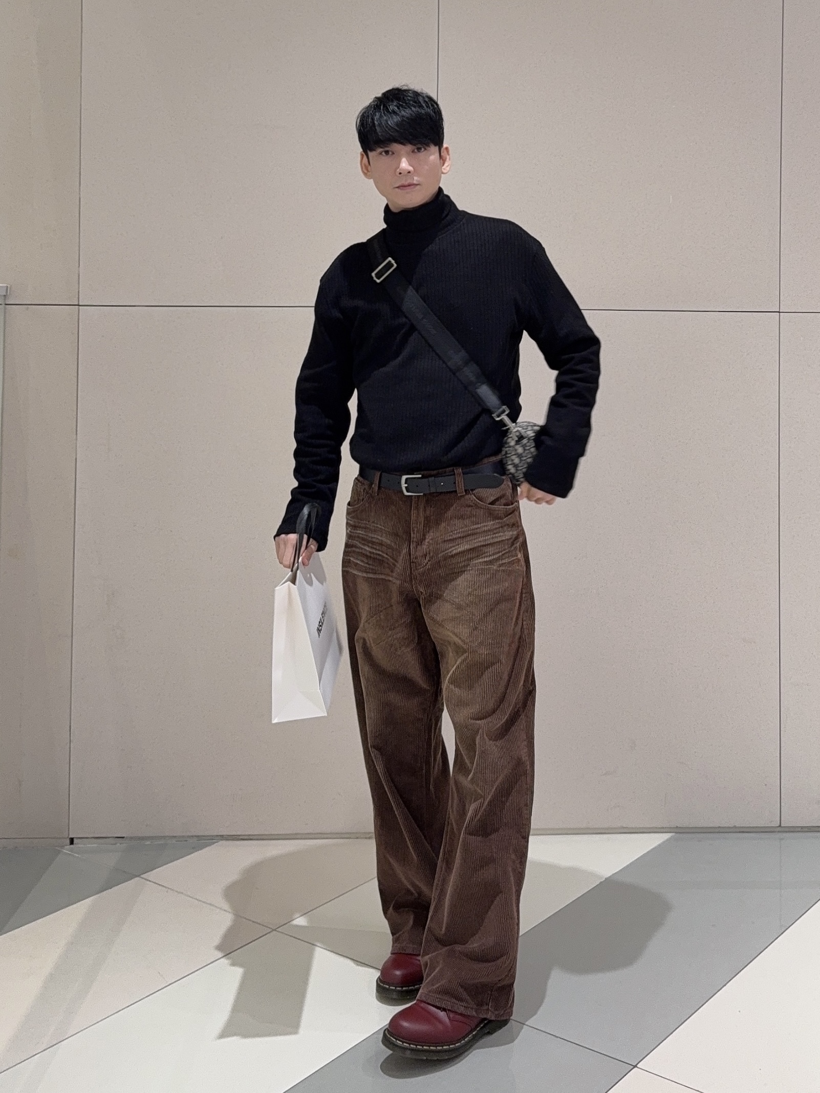 Dr. Martens 1461 Smooth Leather Oxford Shoes Cherry Red, Dior Roller Messenger Bag Beige & Black Dior Oblique Jacquard 착용 스타일 - 7