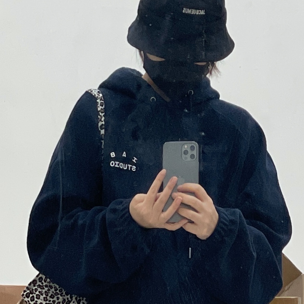 IAB Studio Herringbone Hoodie Navy White, Jacquemus Le Bob Gadjo Bow Bucket Hat Black 착용 스타일