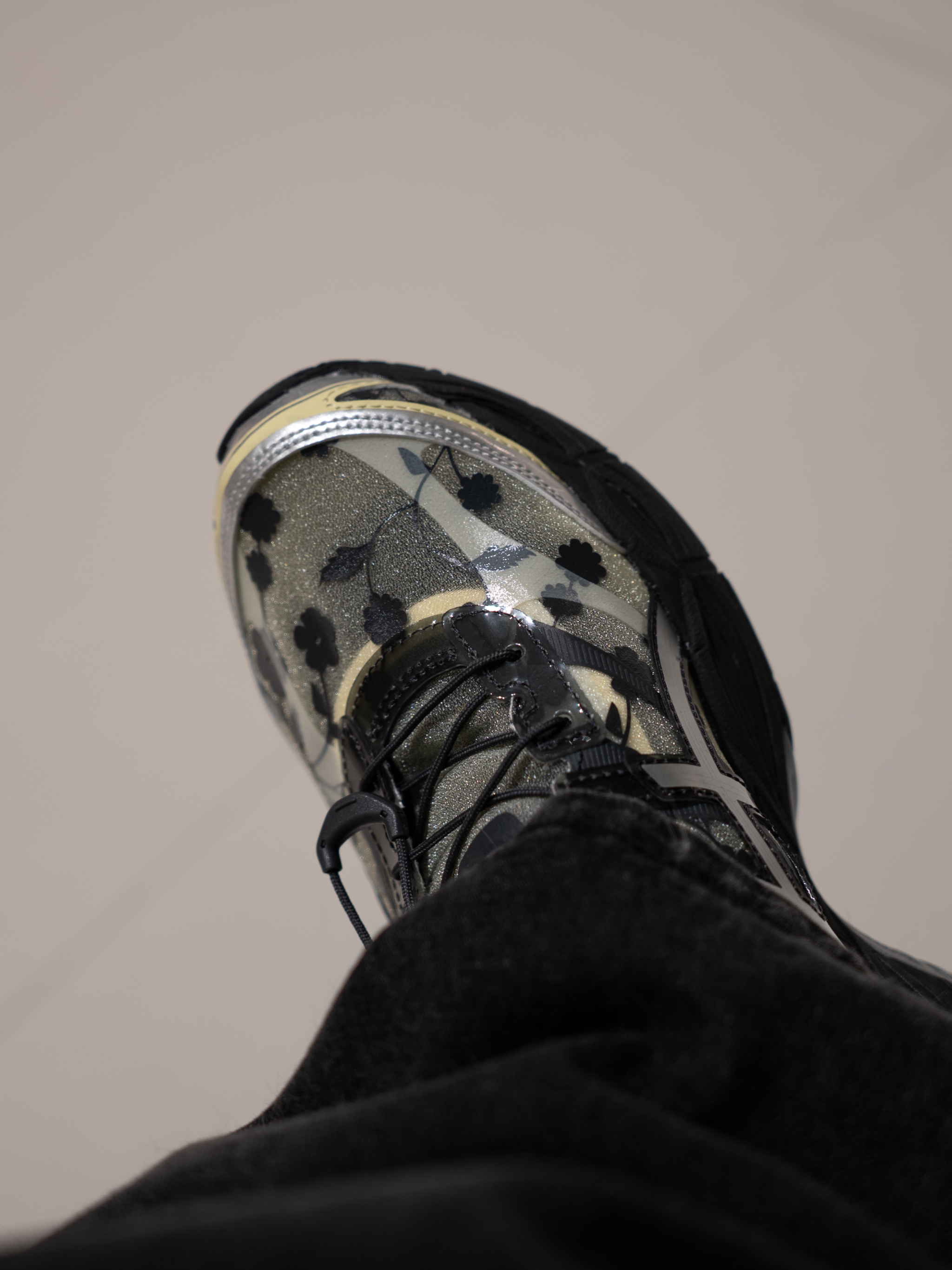 Asics x Cecilie Bahnsen Gel-Cumulus 16 Black Yellow 착용 스타일 - 4