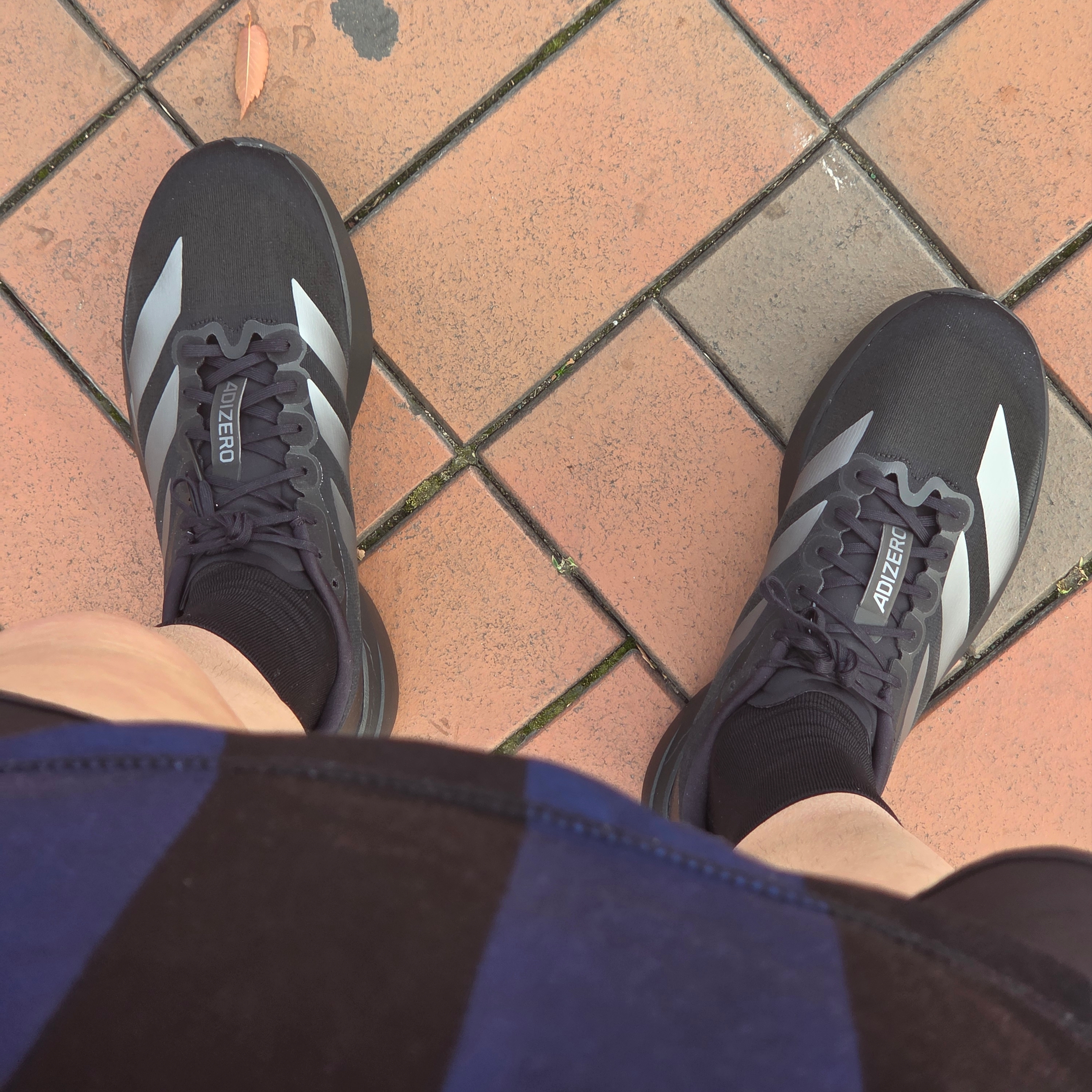 Adidas Adizero EVO SL Core Black Iron Metallic 착용 스타일
