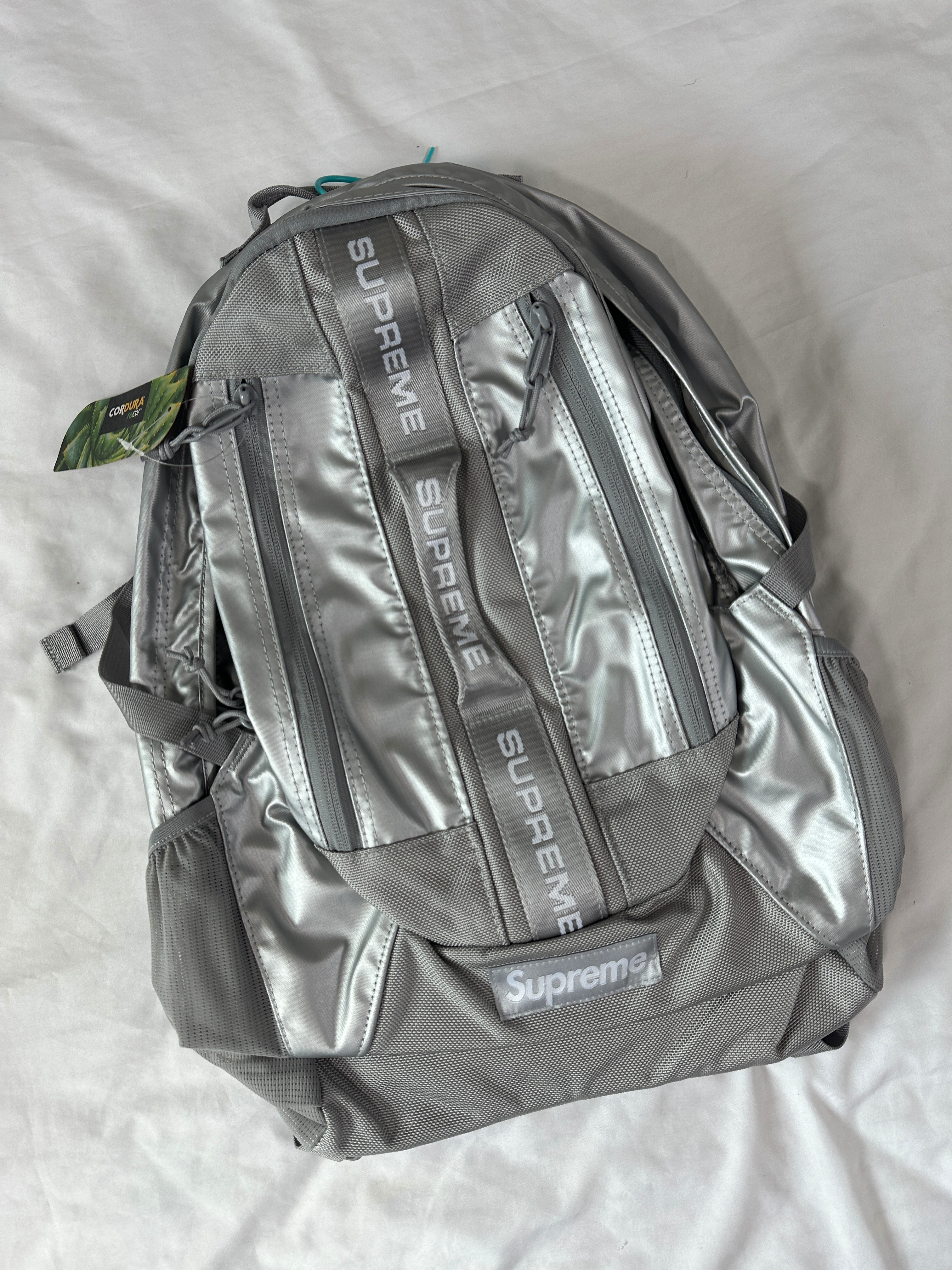 Supreme Backpack Silver - 22FW 착용 스타일