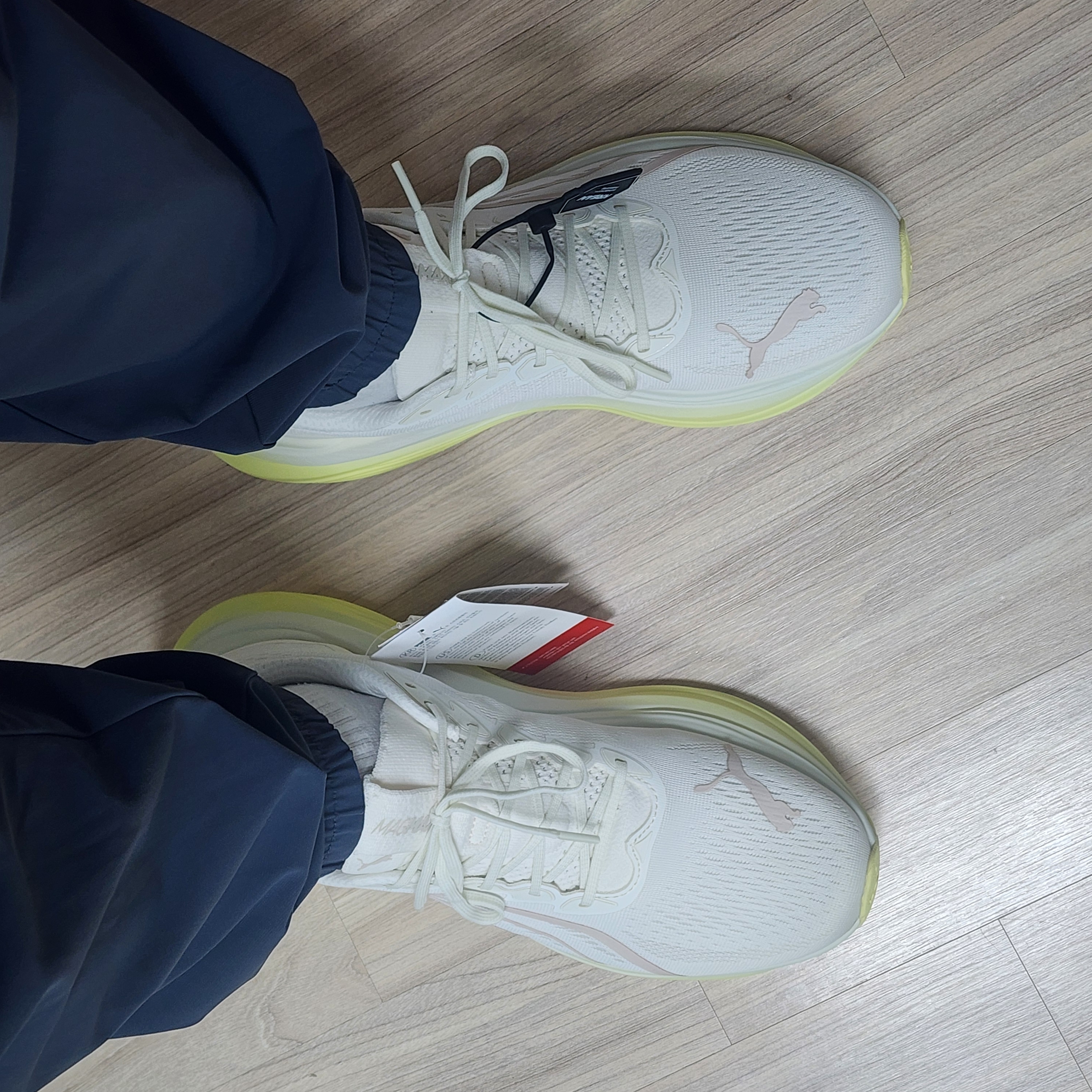 Puma Magmax Nitro Warm White Gold Moon 착용 스타일 - 1