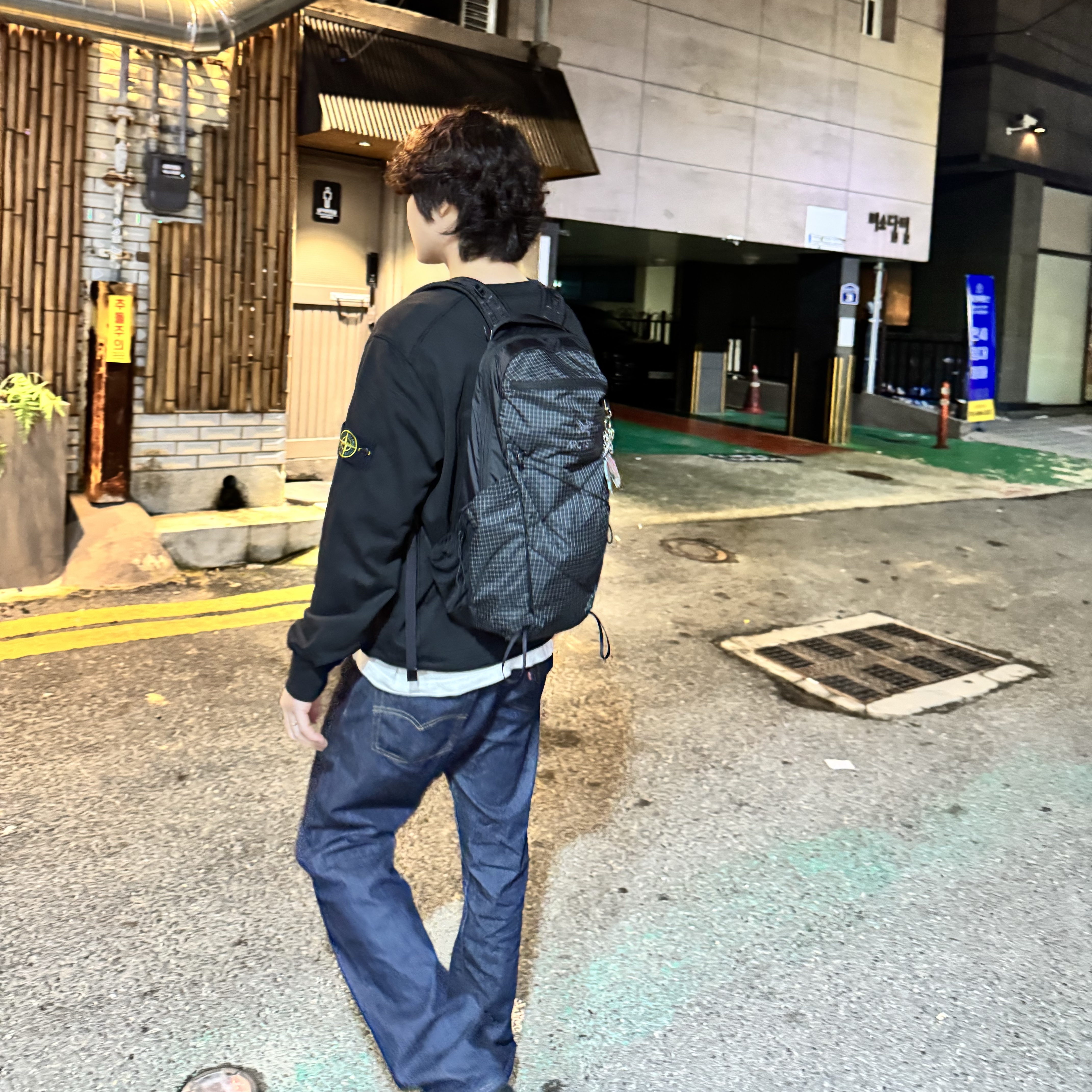 Arc'teryx Aerios 18 Backpack Black, Levi's 555 Relaxed Straight Jeans Dark Indigo 착용 스타일 - 4