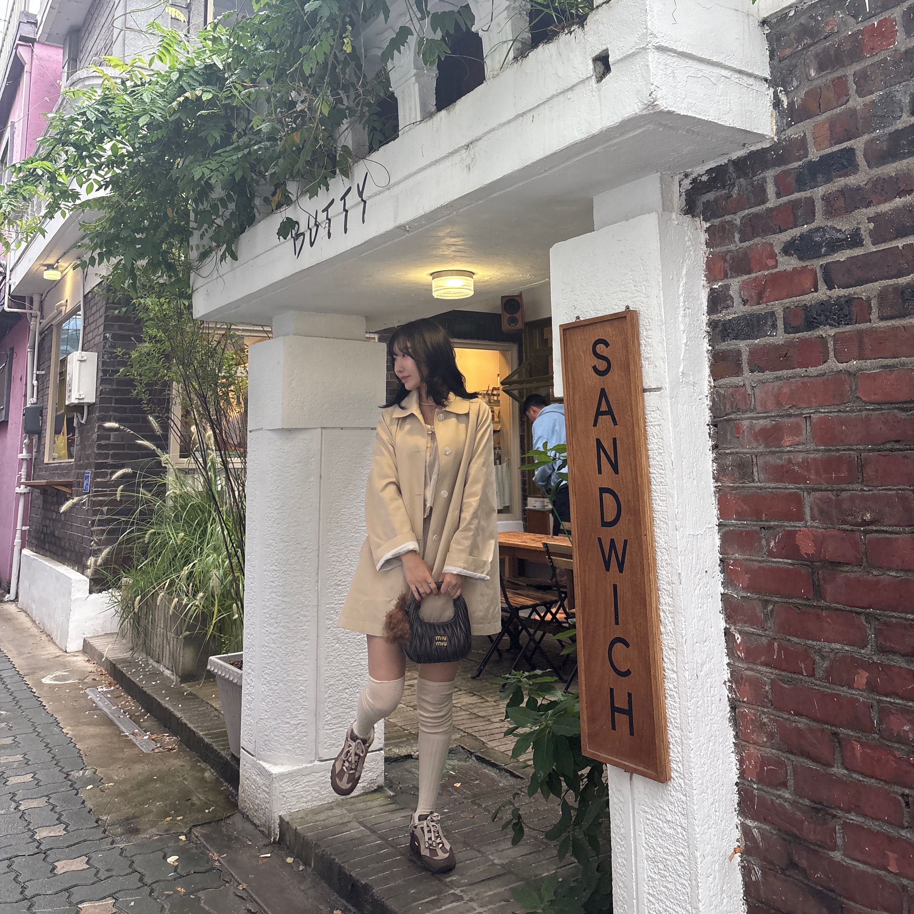 Miu Miu Wander Matelasse Nappa Leather Mini Hobo Bag, Nike x Jacquemus Air Humara LX Ale Brown and Gold 착용 스타일 - 1