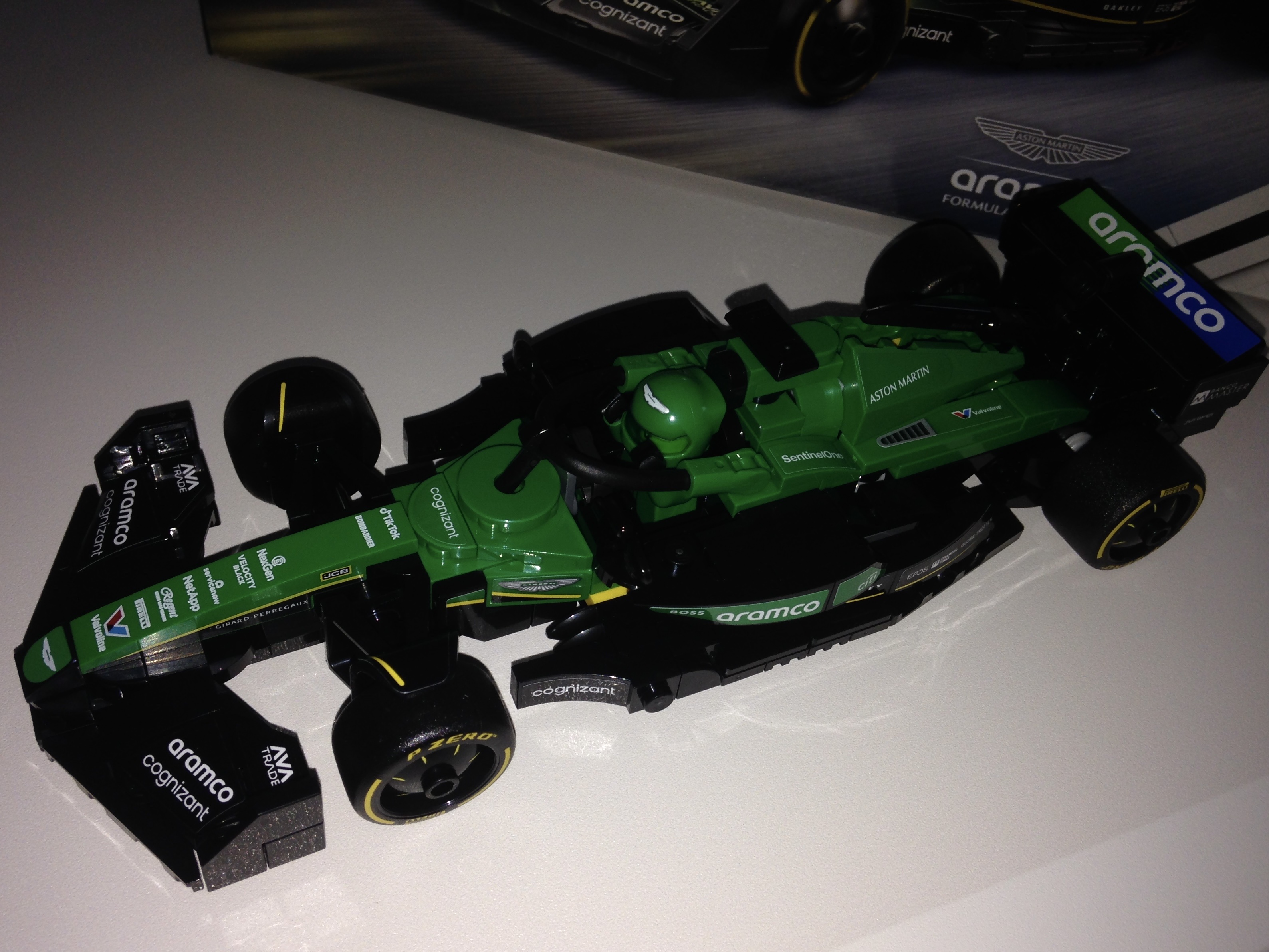 Lego Speed Champions Aston Martin Aramco F1 AMR24 Race Car 착용 스타일