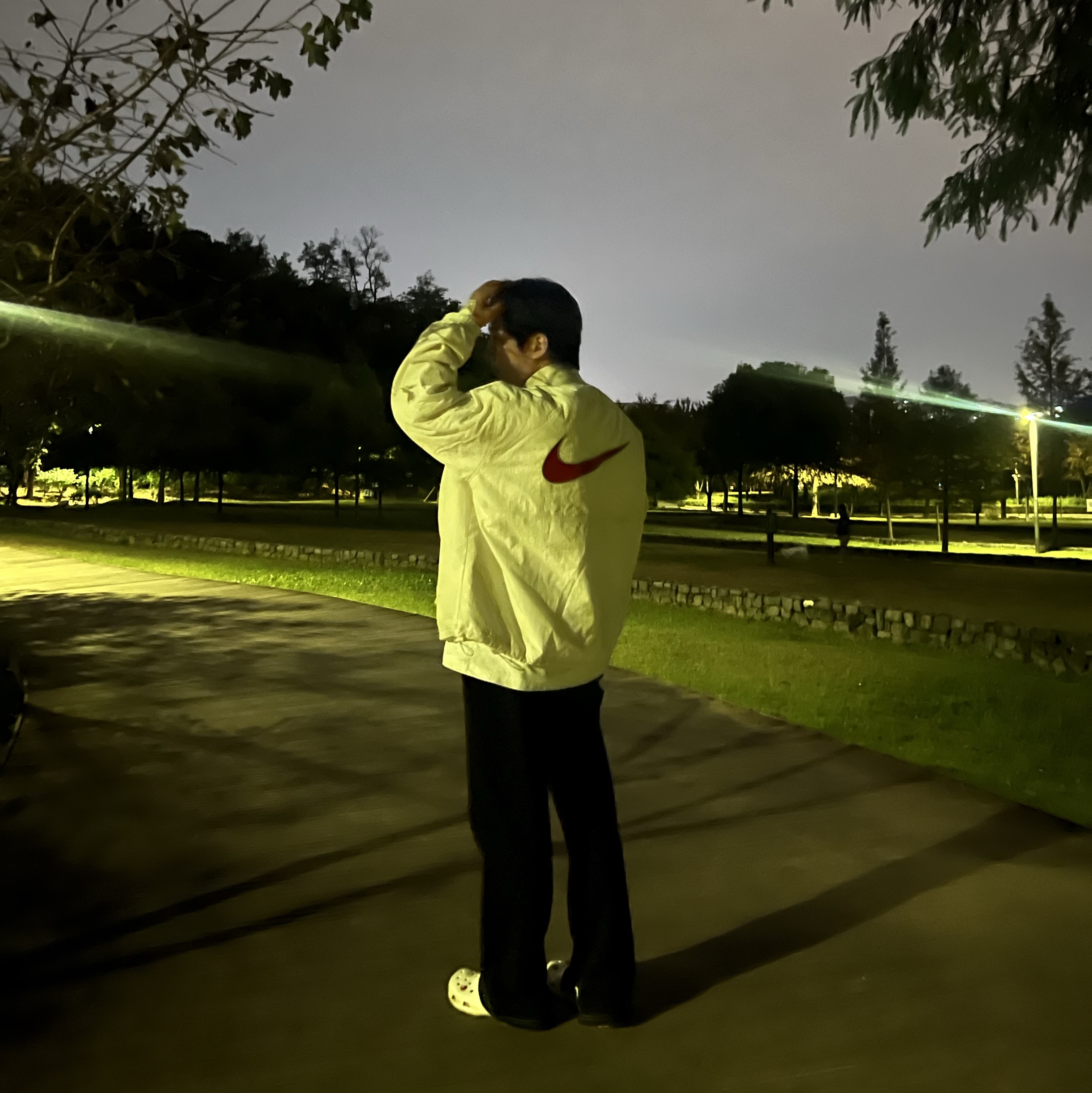 Supreme x Nike Ripstop Pullover White - 24SS, Crocs Classic Clog White 착용 스타일