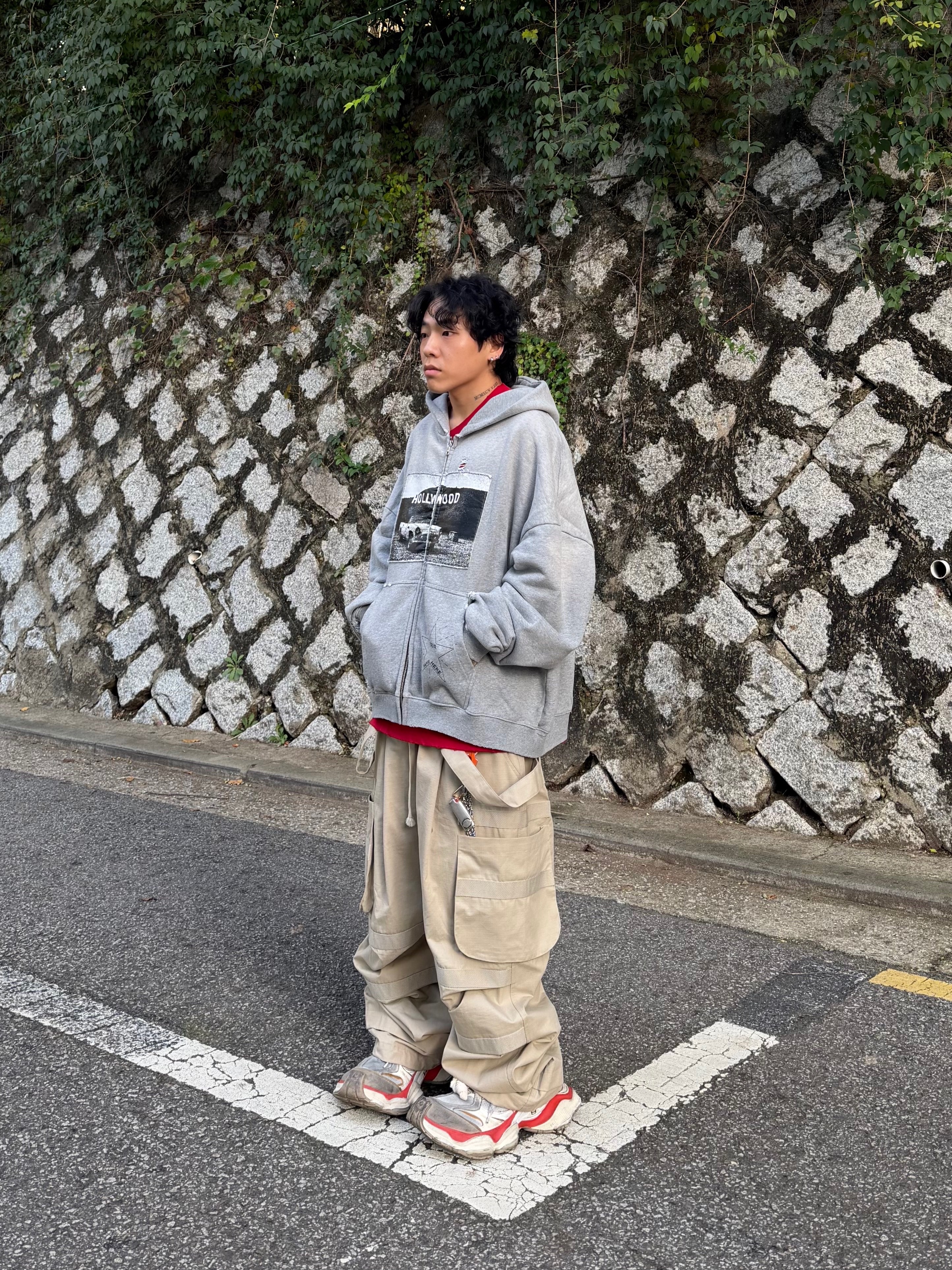 NOD Old Hollywood Zip-up Hoodie Grey, Balenciaga Cargo Sneakers Beige Grey Red 착용 스타일 - 3