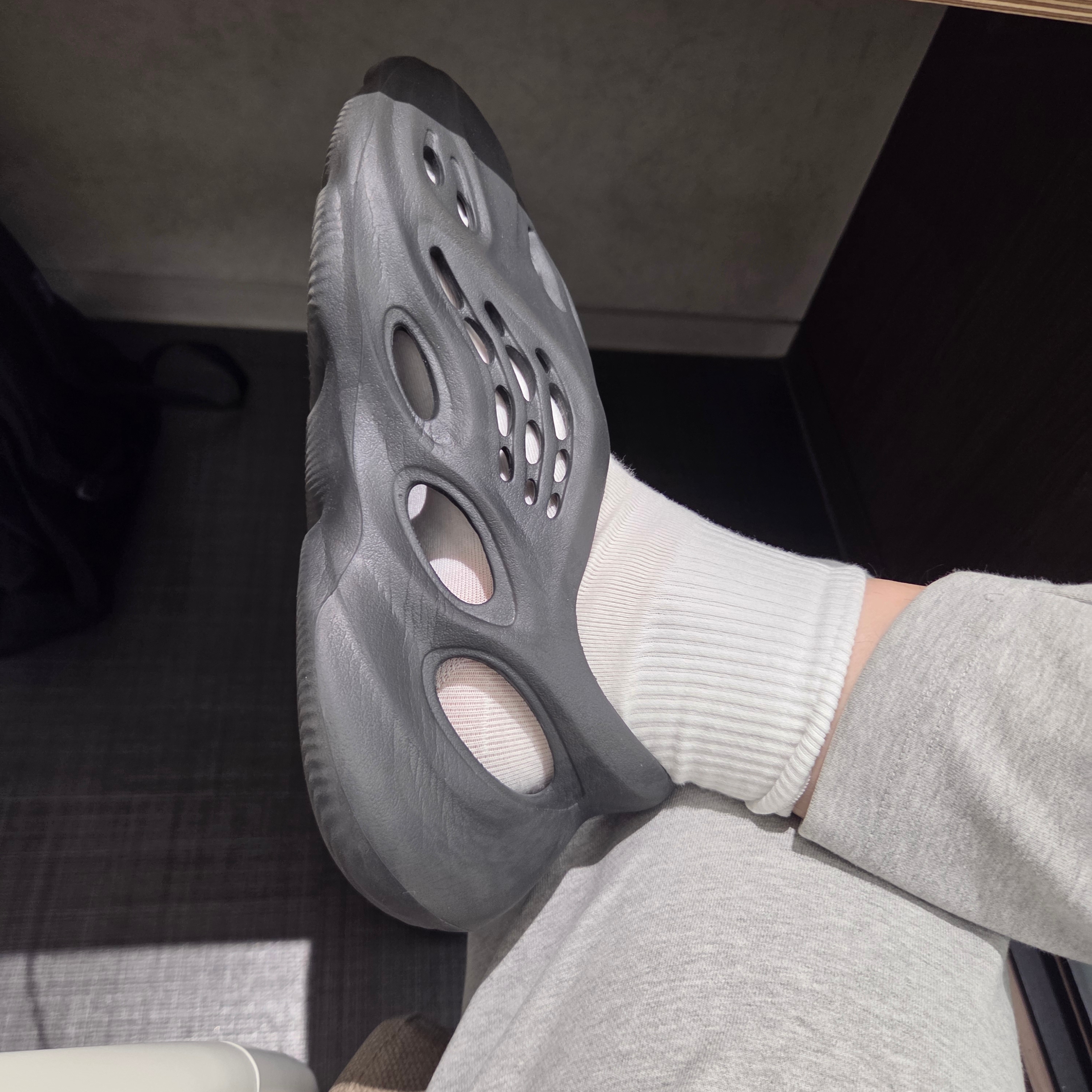 Adidas Yeezy Foam RNNR Onyx 착용 스타일