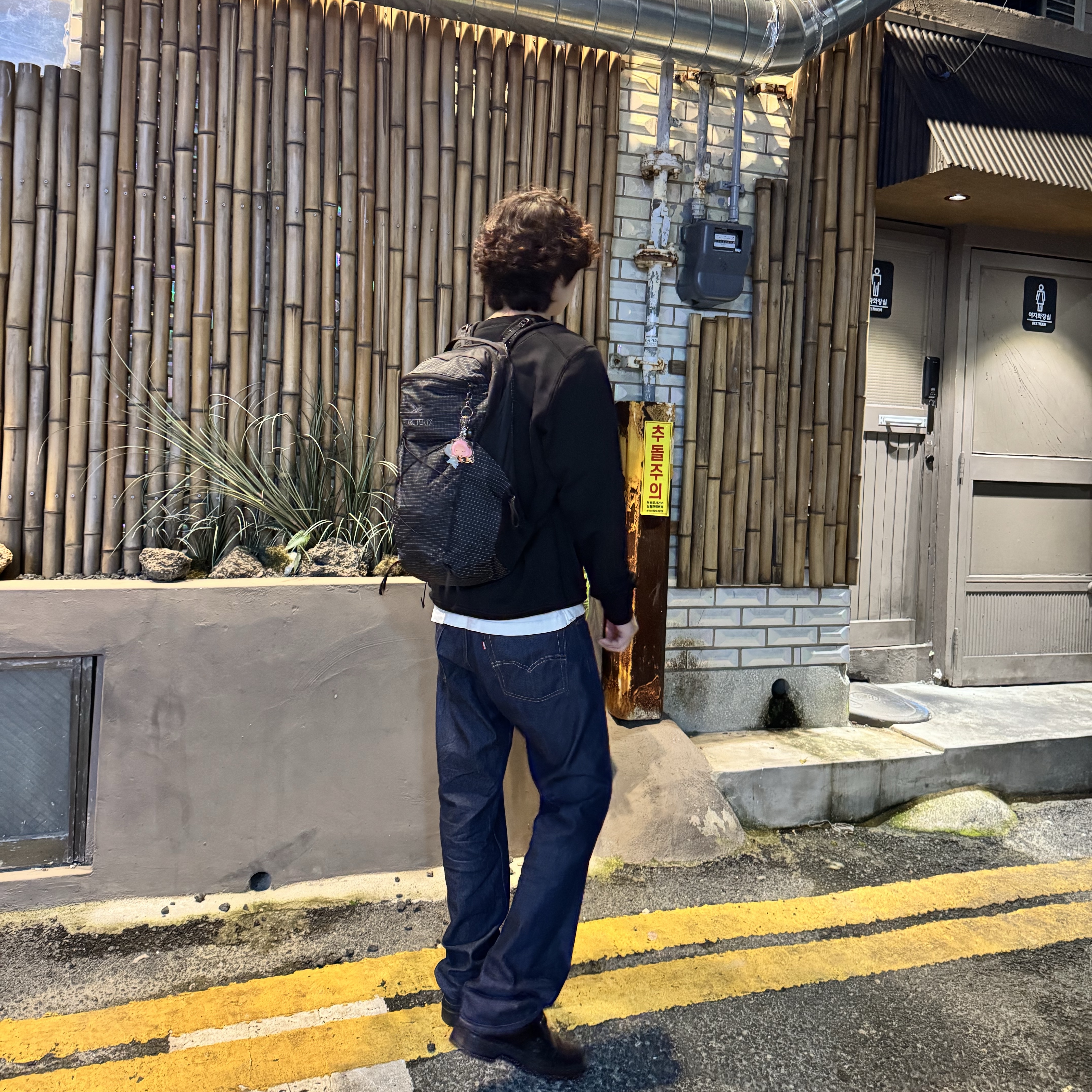 Arc'teryx Aerios 18 Backpack Black, Levi's 555 Relaxed Straight Jeans Dark Indigo 착용 스타일 - 9