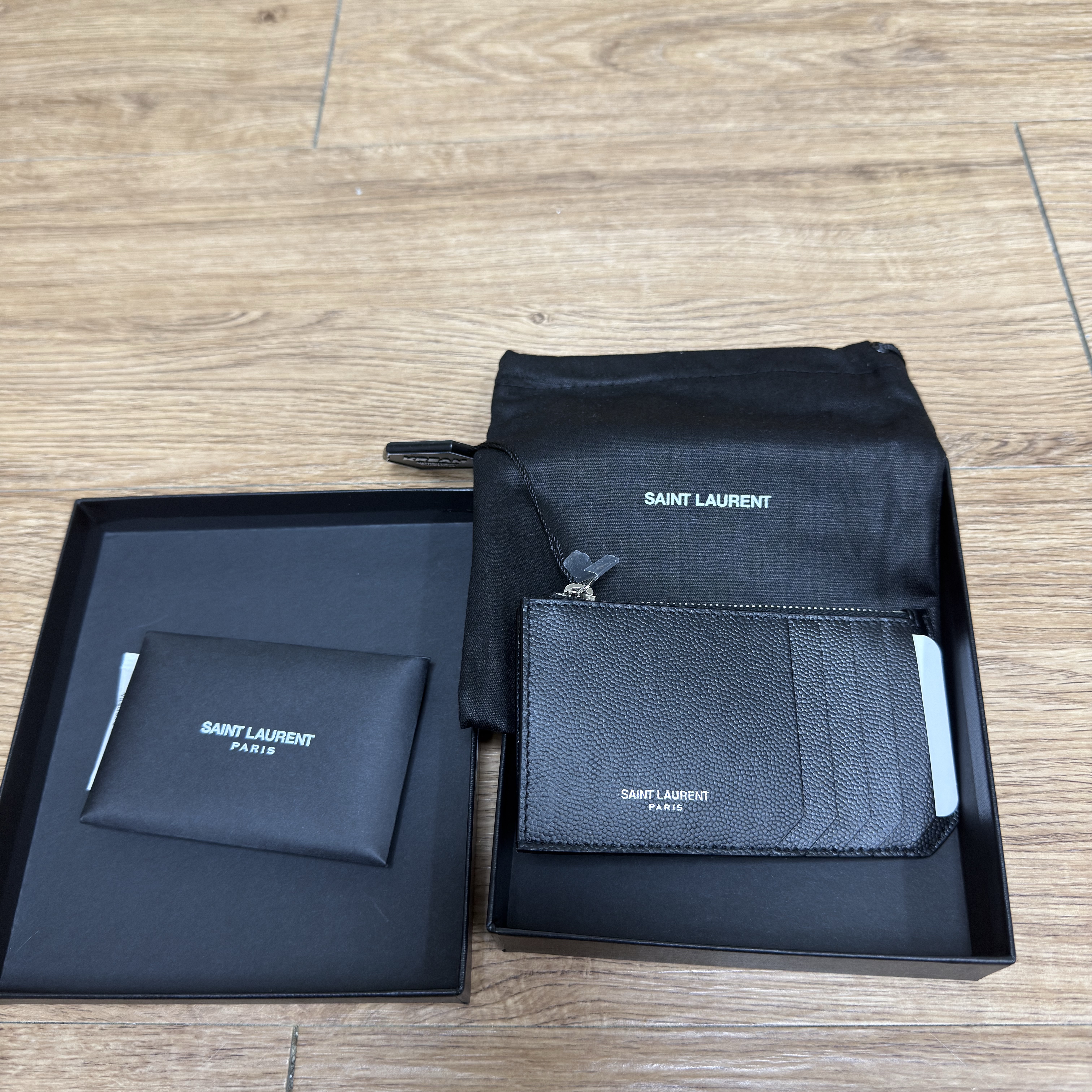 Saint Laurent Zipped Card Case Black 착용 스타일