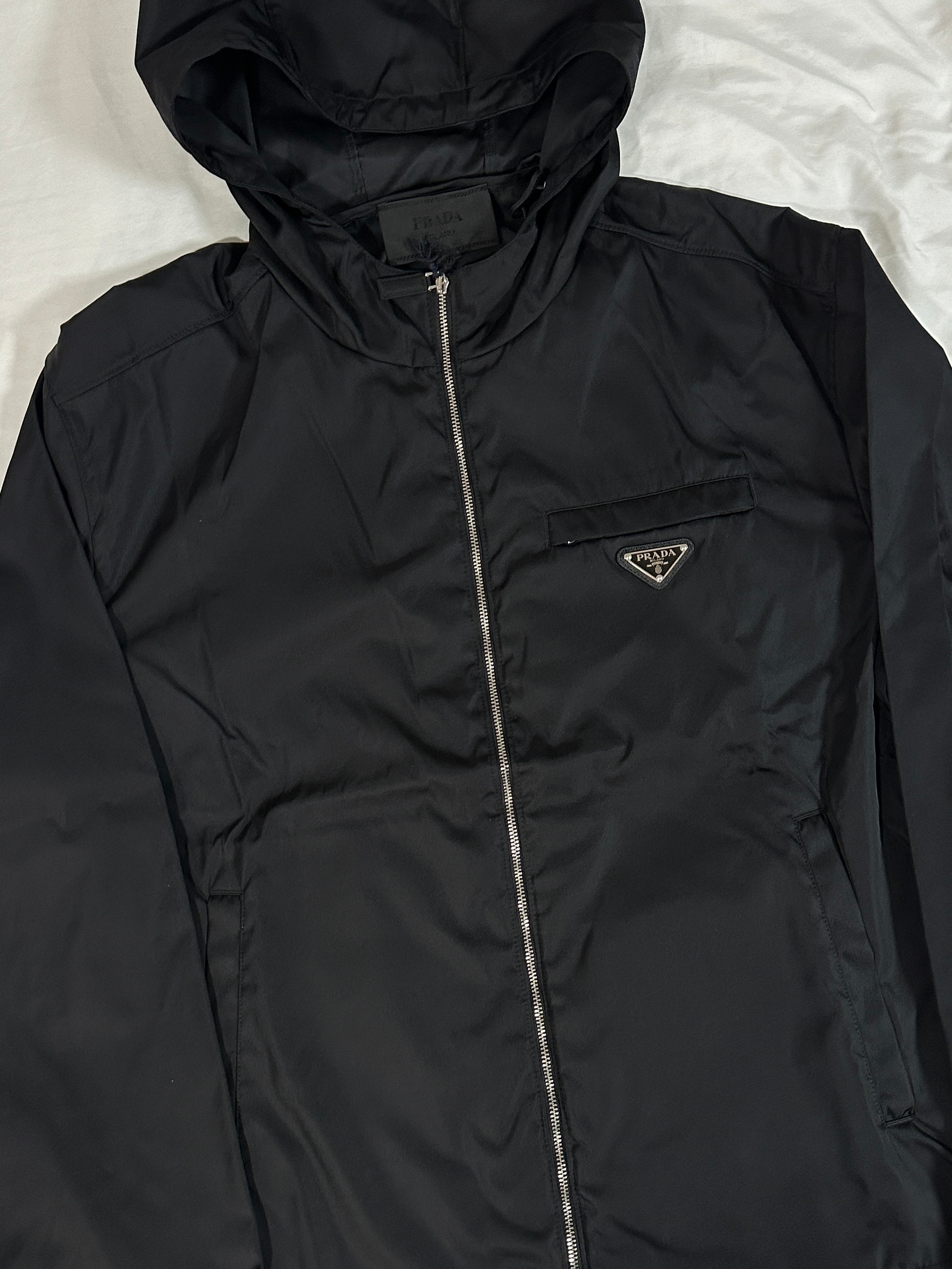 Prada Re-Nylon Hooded Blouson Jacket Black 착용 스타일 - 1
