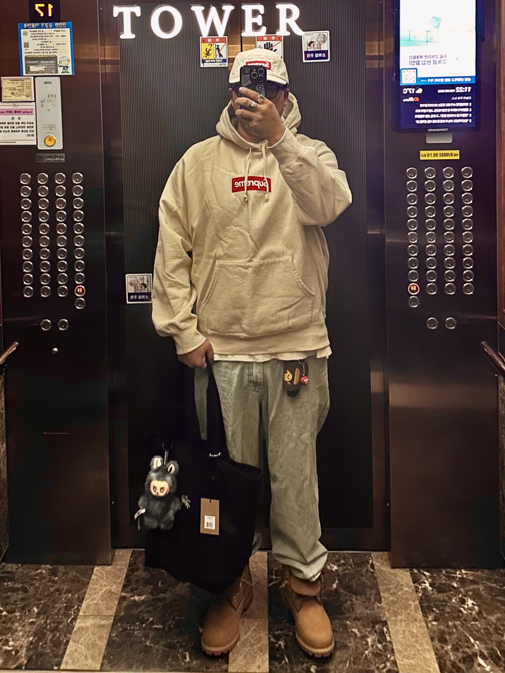 Supreme Lasered Denim Camp Cap White - 24FW, Supreme Box Logo Hooded Sweatshirt Stone - 24FW 착용 스타일 - 1
